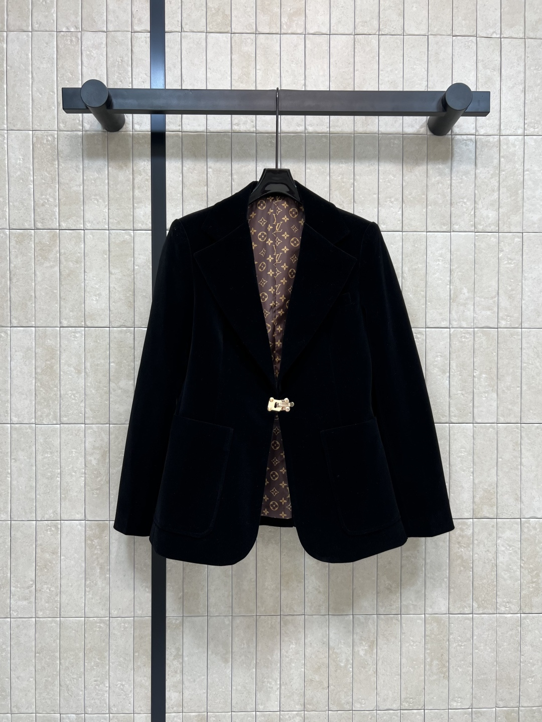 NO:474410,L Home 25 early autumn new velvet suit jacket Black velvet has a glossy feel, the fabric is super high-end, the custom gold locks add to make the overall trend more fashionable, the classic presbyterian lining inside is spliced, the loose suit style is perfect for the exterior, it is not inferior in important occasions, easily grab the eyeball Size/S-M-L- XL,,louis vuitton,jackets & coats,business suit,alexander wang19860909L家 25早秋新款 丝绒西装外套 黑色丝绒自带光泽感 面料超级显高级 定制金锁扣的点缀加入使整体更加时髦 里面经典老花内衬拼接 宽松西装版型做外搭 简直绝了 重要场合也毫不逊色 轻松抓住眼球 Size/S-M-L- XL,,louis vuitton,jackets & coats,business suit,alexander wang,Women's clothing