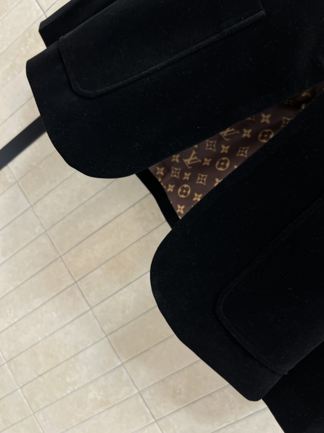 L家 25早秋新款 丝绒西装外套 黑色丝绒自带光泽感 面料超级显高级 定制金锁扣的点缀加入使整体更加时髦