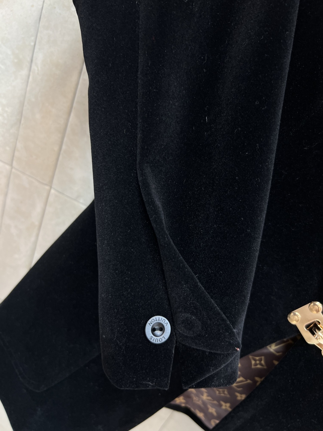 L家 25早秋新款 丝绒西装外套 黑色丝绒自带光泽感 面料超级显高级 定制金锁扣的点缀加入使整体更加时髦