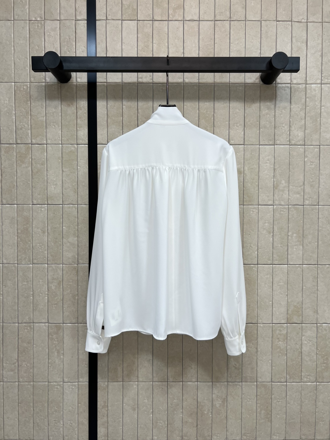 L家 25早秋新款 立领系带白衬衫 仙气十足 气质立领系带五金点缀 简约又大牌 小宽松的版型 上身舒适又