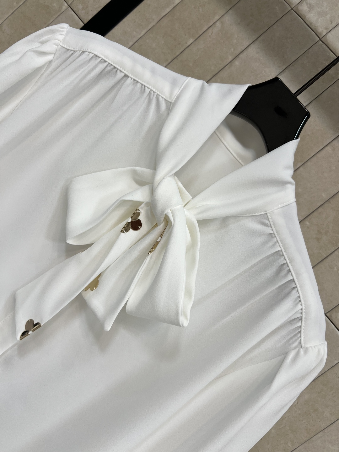 L家 25早秋新款 立领系带白衬衫 仙气十足 气质立领系带五金点缀 简约又大牌 小宽松的版型 上身舒适又