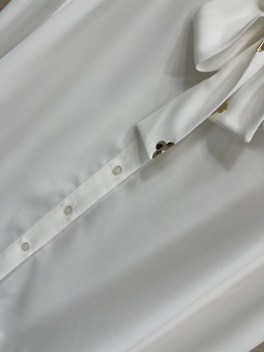 L家 25早秋新款 立领系带白衬衫 仙气十足 气质立领系带五金点缀 简约又大牌 小宽松的版型 上身舒适又