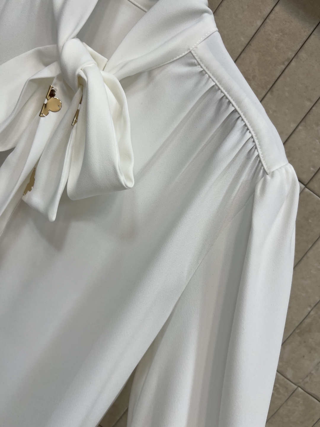 L家 25早秋新款 立领系带白衬衫 仙气十足 气质立领系带五金点缀 简约又大牌 小宽松的版型 上身舒适又