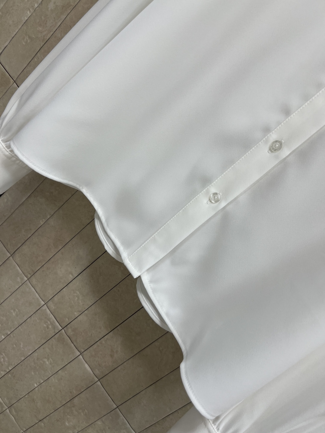 L家 25早秋新款 立领系带白衬衫 仙气十足 气质立领系带五金点缀 简约又大牌 小宽松的版型 上身舒适又