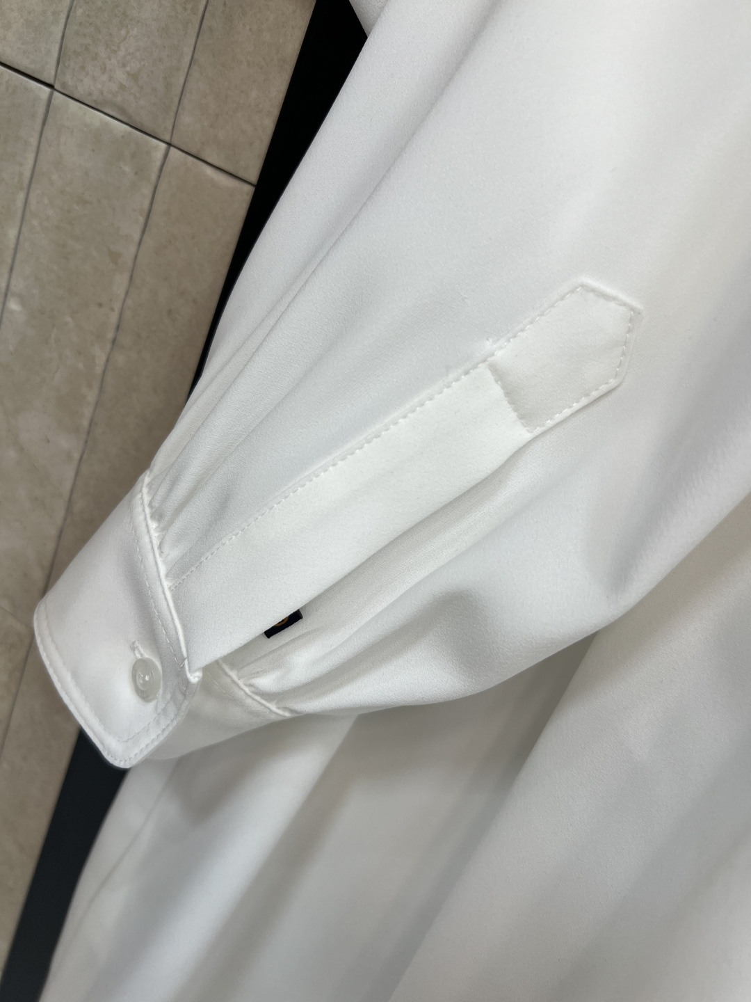 L家 25早秋新款 立领系带白衬衫 仙气十足 气质立领系带五金点缀 简约又大牌 小宽松的版型 上身舒适又