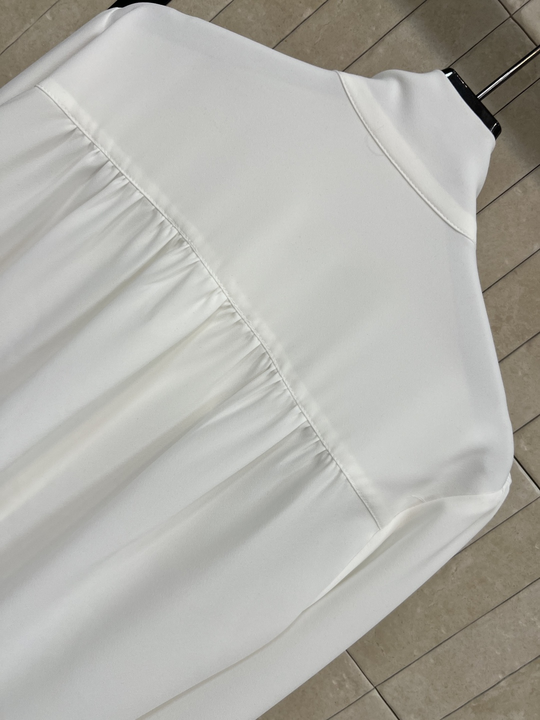 L家 25早秋新款 立领系带白衬衫 仙气十足 气质立领系带五金点缀 简约又大牌 小宽松的版型 上身舒适又