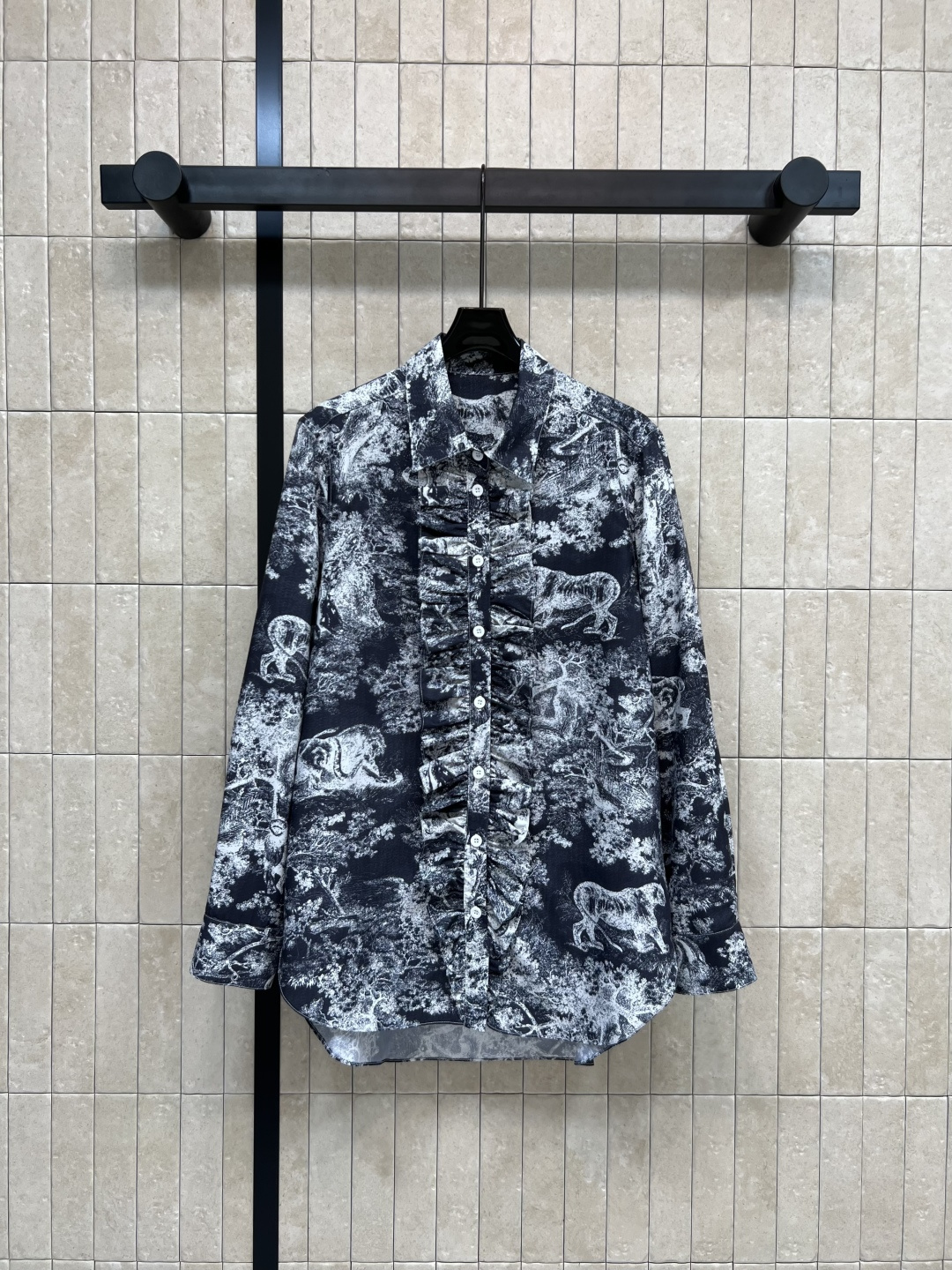 NO:474350,D Home 25 early autumn new style, animal jungle print lapel lotus leaf lace long shirt, short front and long back design, super long legs, loose base style, versatile and undesirable, classic animal jungle pattern print embellishment elegant and calm temperament, easy to grasp the upper body, elegant and feminine temperament, daily leisure recommendation Size/S-M-L,,dior,shirts,alexander wang19860909D家 25早秋新款 动物丛林印花翻领荷叶花边长款衬衫 前短后长的设计上身超级显腿长 基础宽松版型百搭不挑人 经典动物丛林图案印花点缀优雅沉稳气质轻松拿捏 上身轻松拿捏优雅女性气质 日常休闲推荐 Size/S-M-L,,dior,shirts,alexander wang,Women's clothing