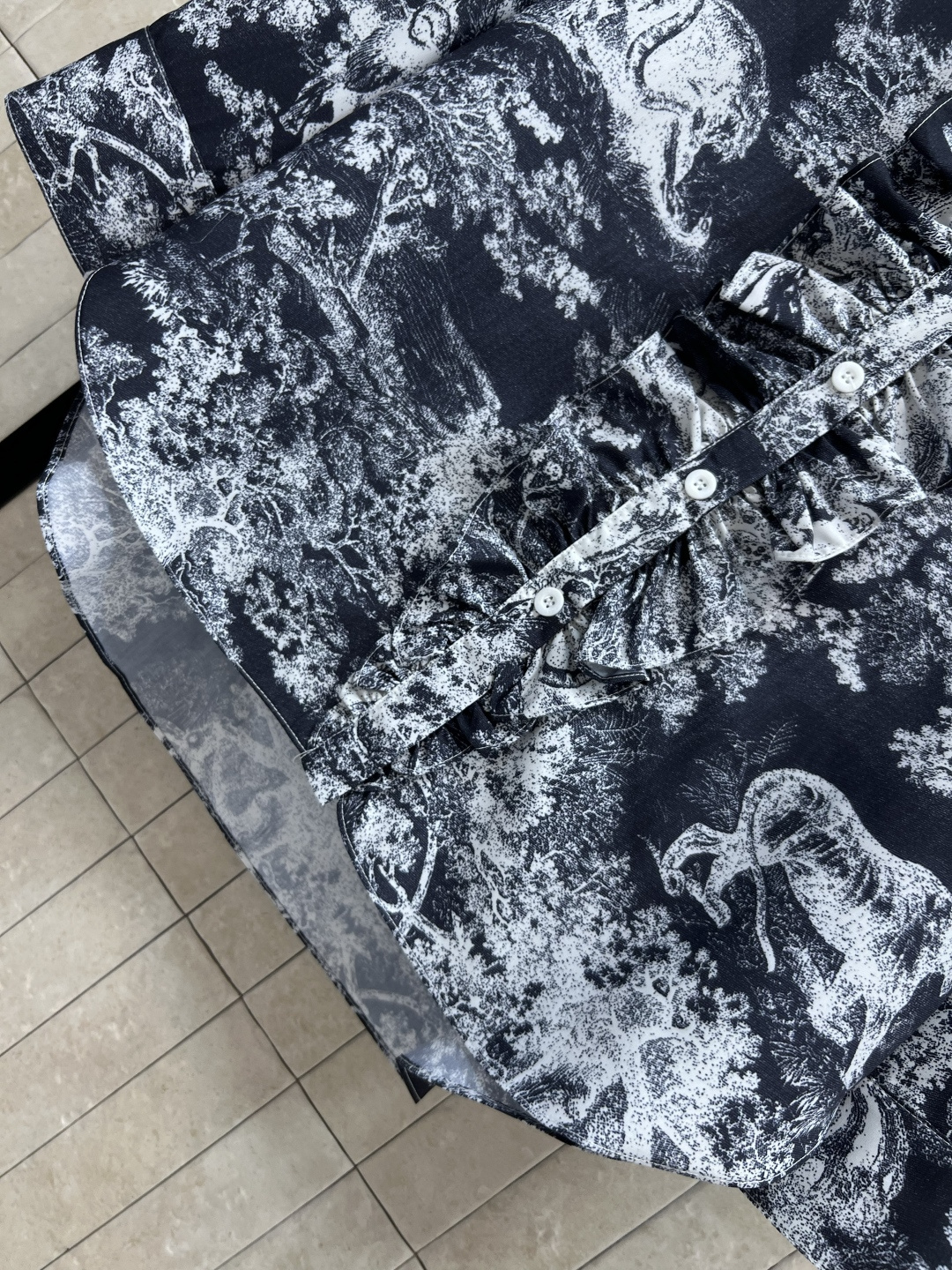 D家 25早秋新款 动物丛林印花翻领荷叶花边长款衬衫 前短后长的设计上身超级显腿长 基础宽松版型百搭不挑