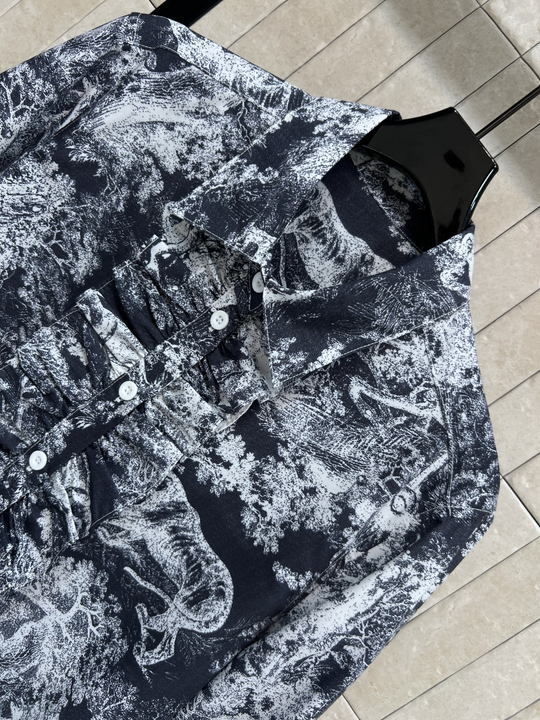 D家 25早秋新款 动物丛林印花翻领荷叶花边长款衬衫 前短后长的设计上身超级显腿长 基础宽松版型百搭不挑