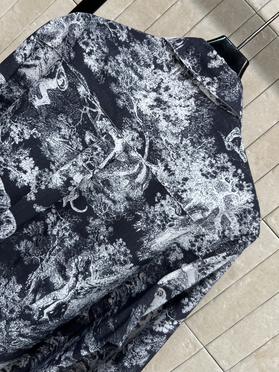 D家 25早秋新款 动物丛林印花翻领荷叶花边长款衬衫 前短后长的设计上身超级显腿长 基础宽松版型百搭不挑