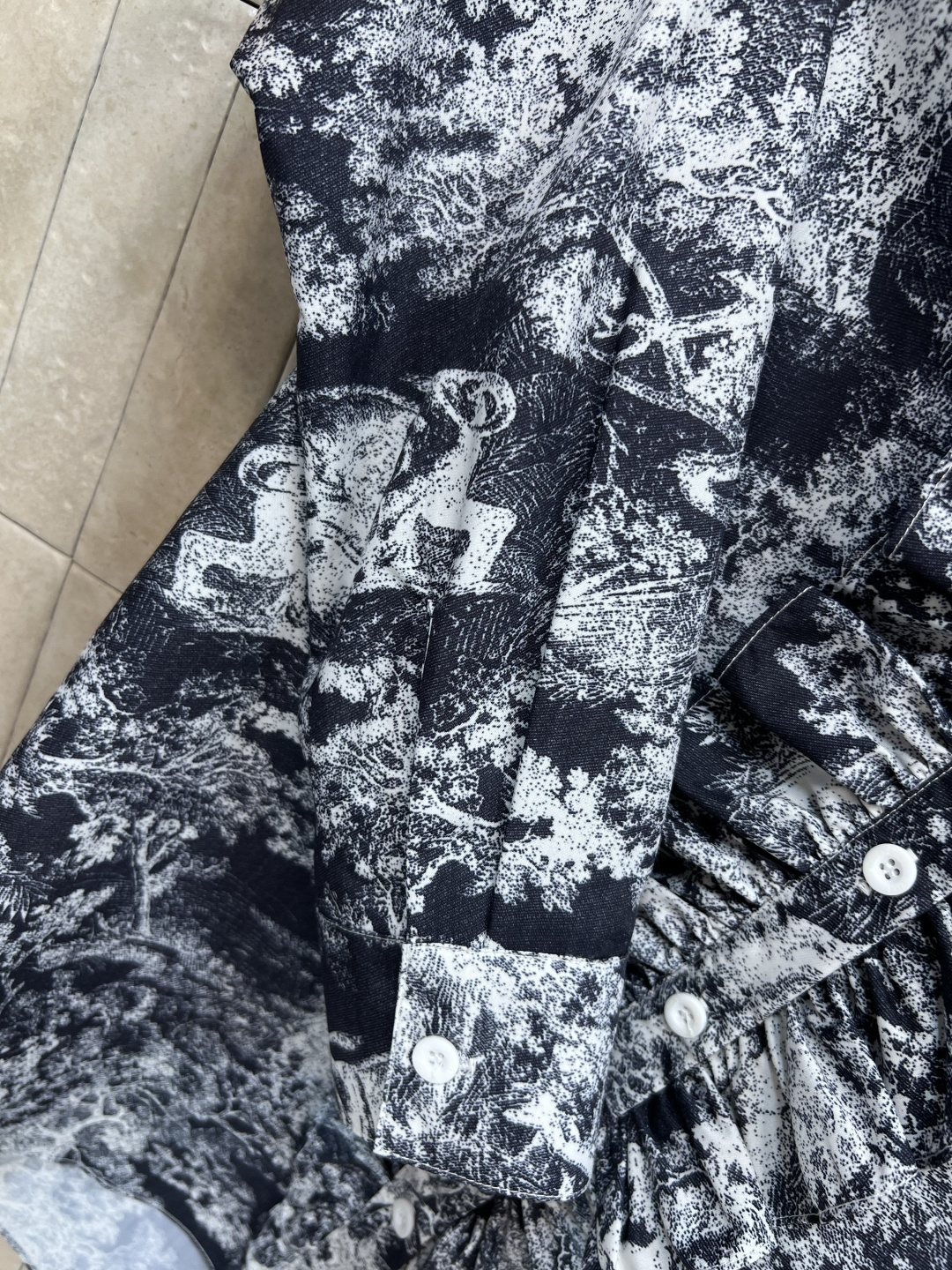 D家 25早秋新款 动物丛林印花翻领荷叶花边长款衬衫 前短后长的设计上身超级显腿长 基础宽松版型百搭不挑