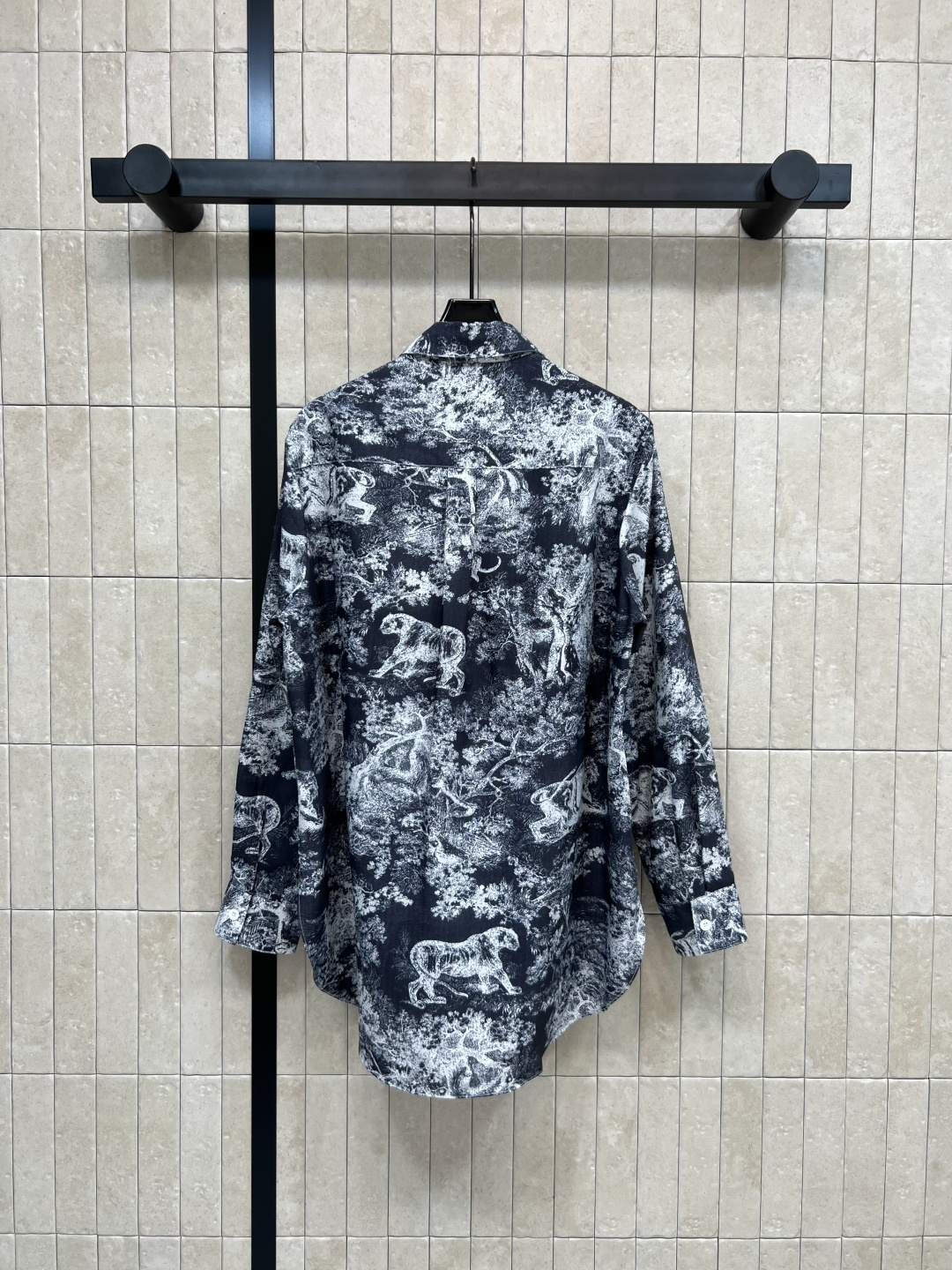 D家 25早秋新款 动物丛林印花翻领荷叶花边长款衬衫 前短后长的设计上身超级显腿长 基础宽松版型百搭不挑