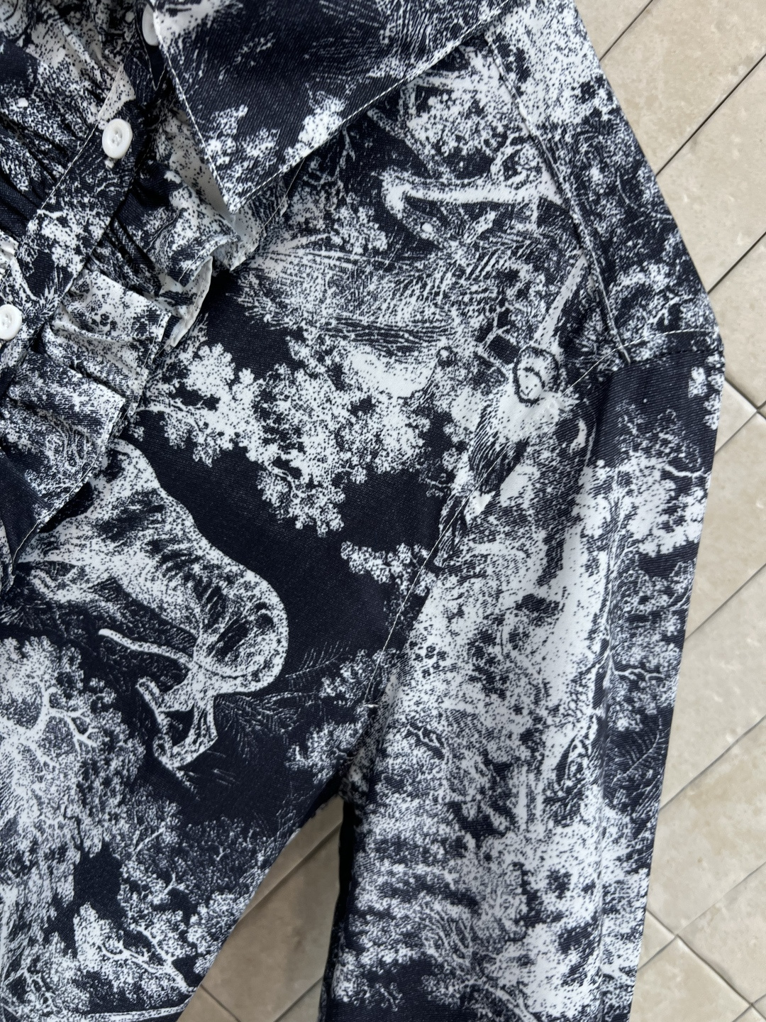 D家 25早秋新款 动物丛林印花翻领荷叶花边长款衬衫 前短后长的设计上身超级显腿长 基础宽松版型百搭不挑