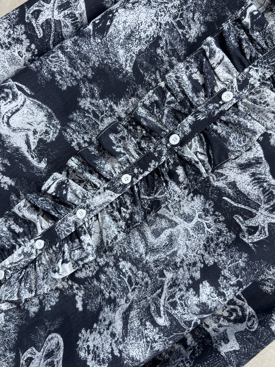 D家 25早秋新款 动物丛林印花翻领荷叶花边长款衬衫 前短后长的设计上身超级显腿长 基础宽松版型百搭不挑