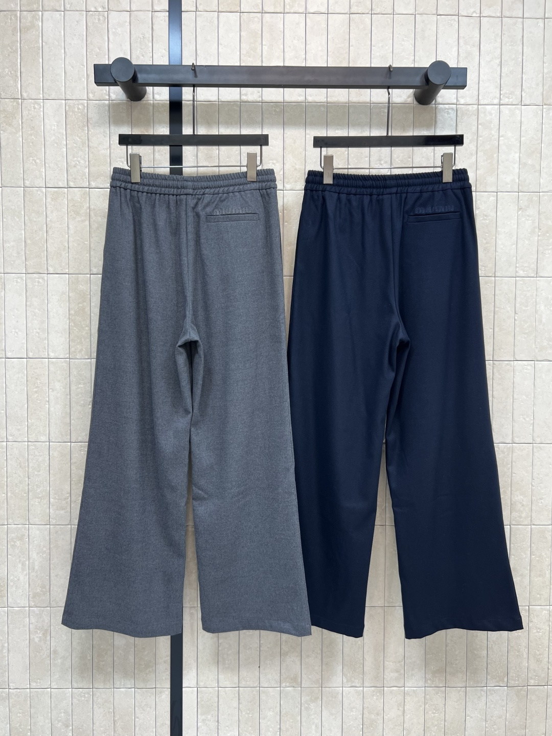 MIu家25早秋新款 松紧高腰休闲裤 松紧腰系绳腰节设计 阔腿的直筒裤型 轻松的穿出大长腿 搭配小短款的