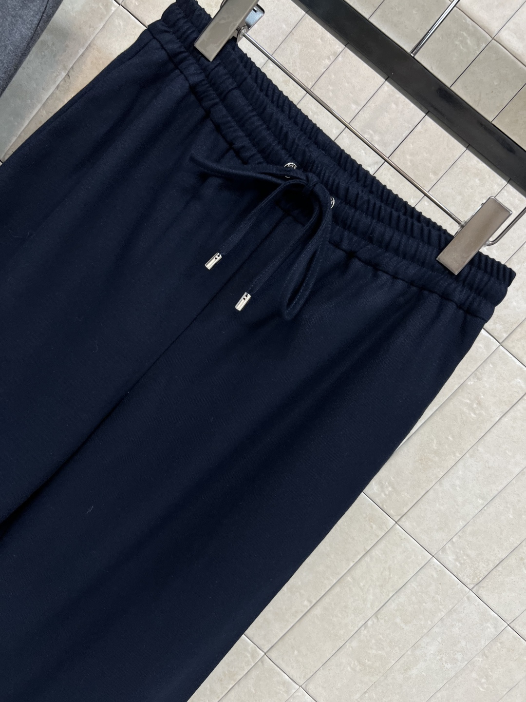 MIu家25早秋新款 松紧高腰休闲裤 松紧腰系绳腰节设计 阔腿的直筒裤型 轻松的穿出大长腿 搭配小短款的