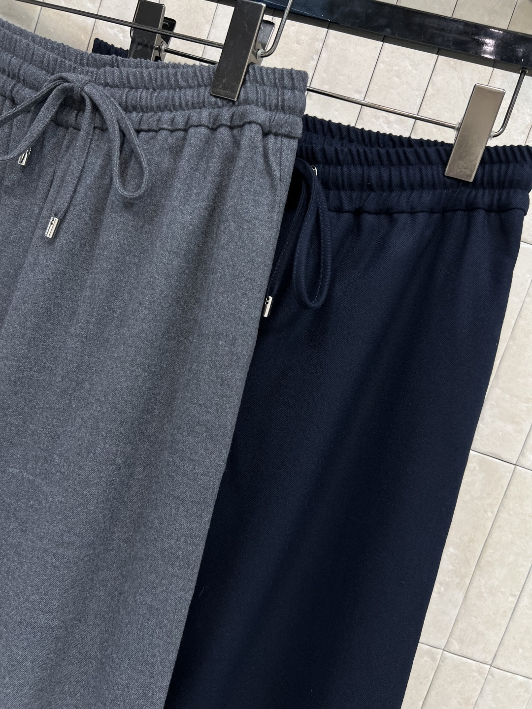 MIu家25早秋新款 松紧高腰休闲裤 松紧腰系绳腰节设计 阔腿的直筒裤型 轻松的穿出大长腿 搭配小短款的