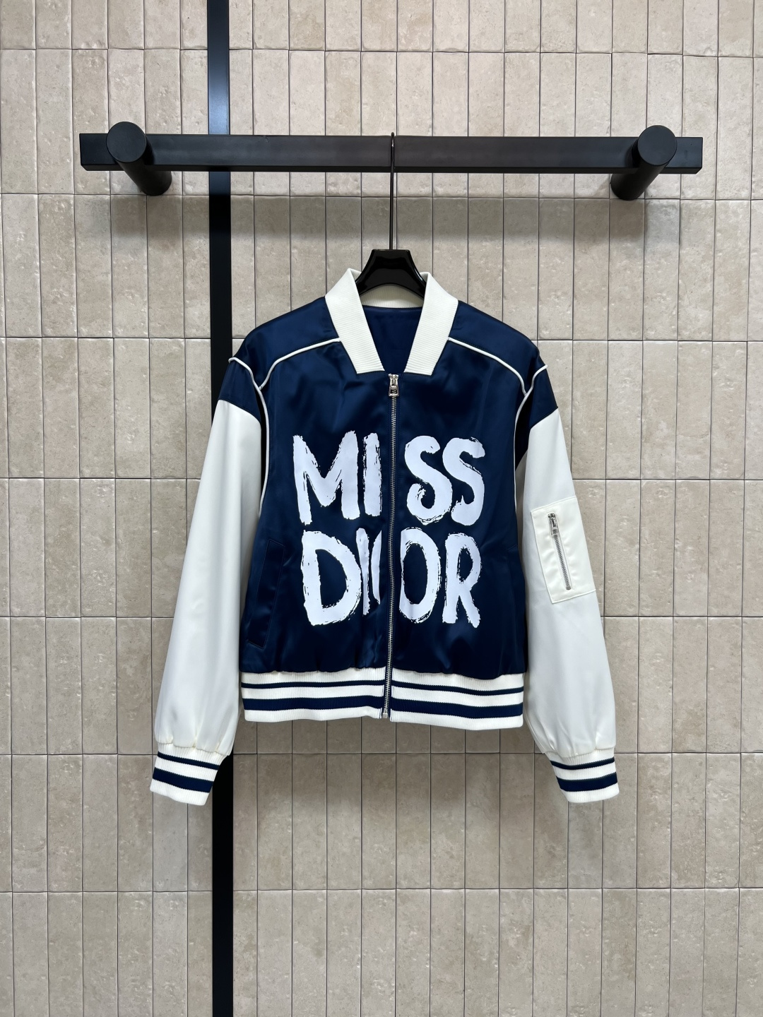 NO:474393,D Home 25 early autumn new logo pattern color block baseball jacket jacket, threaded knitted stripes contrasting color design made of collar, cuffs and hem, eye-catching and eye-catching in one second, simple and advanced, age-reducing, good-looking no matter how you match it, easy for all kinds of people to control it, sleeves side pocket embellishment, cool and stylish upper body, two colors and three-code Size/S-M-L,,dior, jackets & coats, jackets & coats, alexander wang19860909D家 25早秋新款 logo图案拼色棒球夹克外套 领口和袖口还有衣摆做的螺纹针织条纹撞色设计 一秒的吸睛抢镜 简约高级减龄 怎么搭配都好看 属于各种人都轻松驾驭 袖子侧边口袋点缀 上身酷飒有型 两色三码Size/S-M-L,,dior,jackets & coats,jackets & coats,alexander wang,Women's clothing