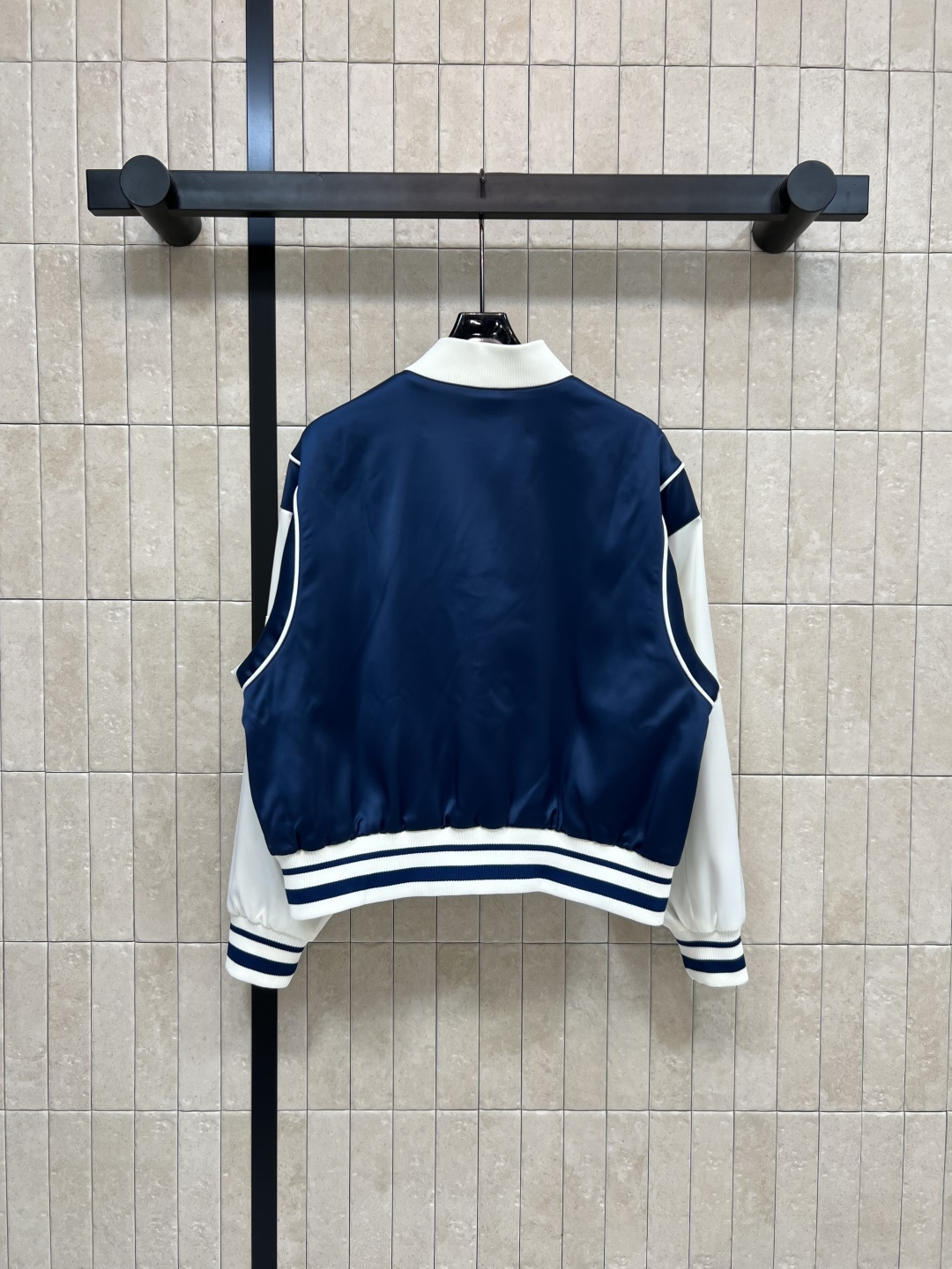 D家 25早秋新款 logo图案拼色棒球夹克外套 领口和袖口还有衣摆做的螺纹针织条纹撞色设计 一秒的吸睛