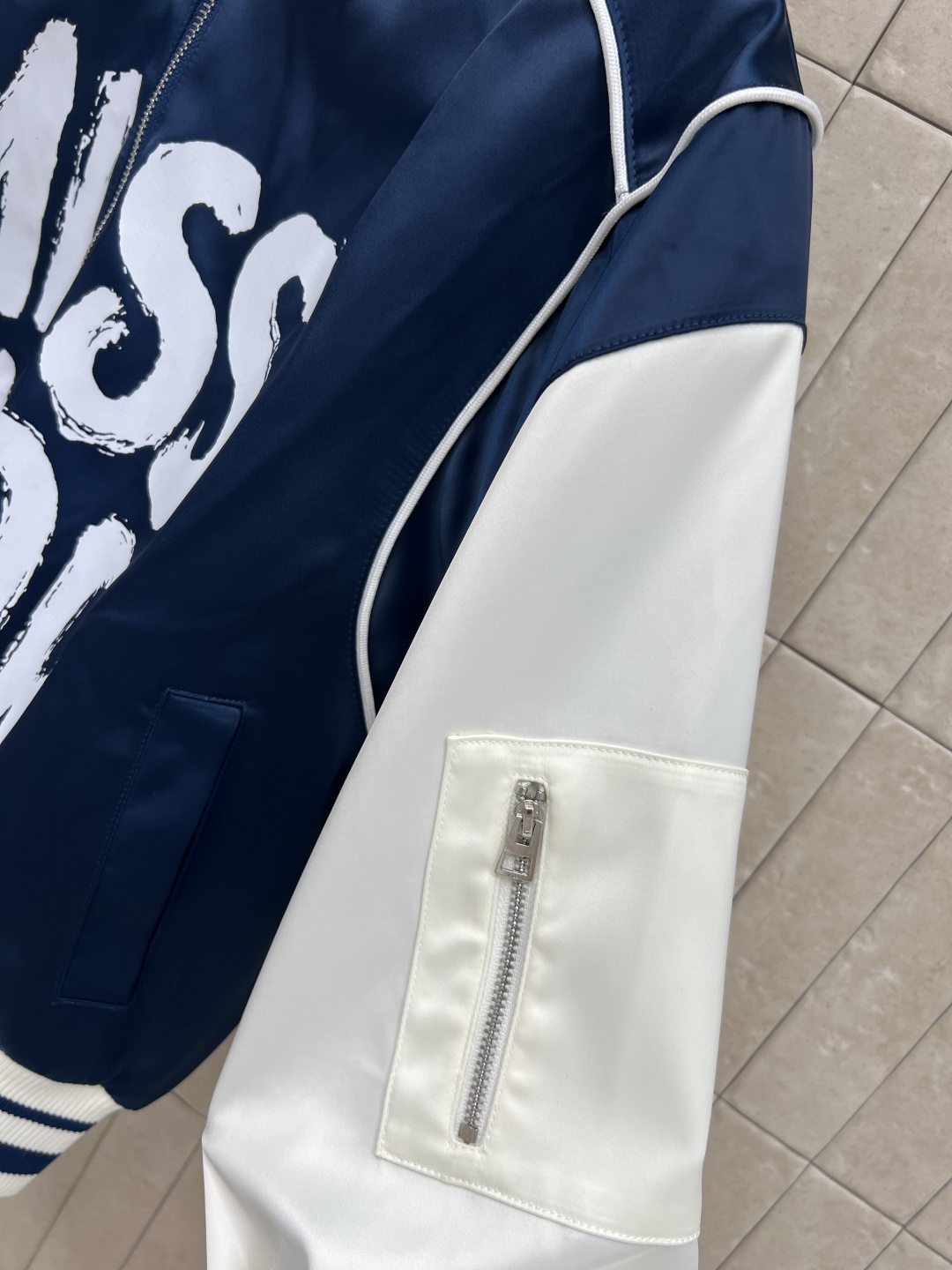 D家 25早秋新款 logo图案拼色棒球夹克外套 领口和袖口还有衣摆做的螺纹针织条纹撞色设计 一秒的吸睛