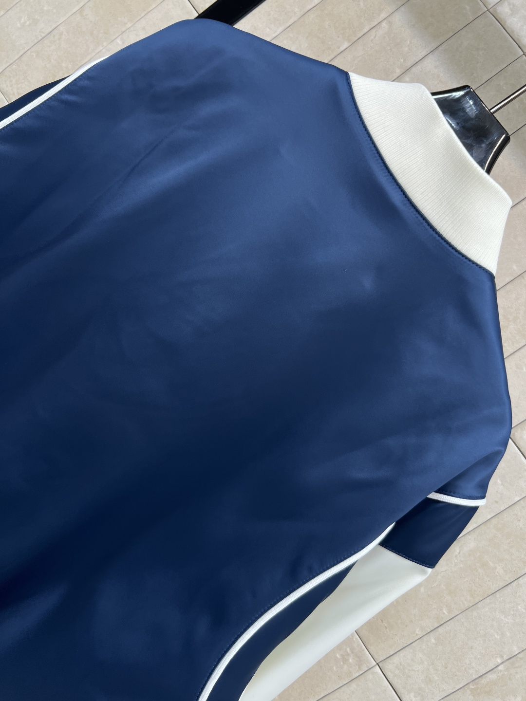 D家 25早秋新款 logo图案拼色棒球夹克外套 领口和袖口还有衣摆做的螺纹针织条纹撞色设计 一秒的吸睛