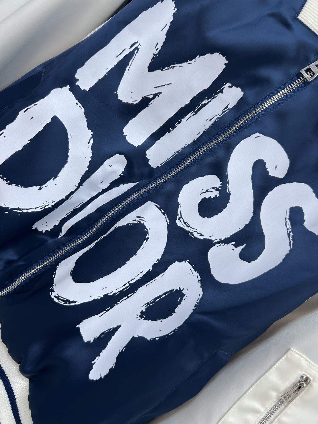 D家 25早秋新款 logo图案拼色棒球夹克外套 领口和袖口还有衣摆做的螺纹针织条纹撞色设计 一秒的吸睛