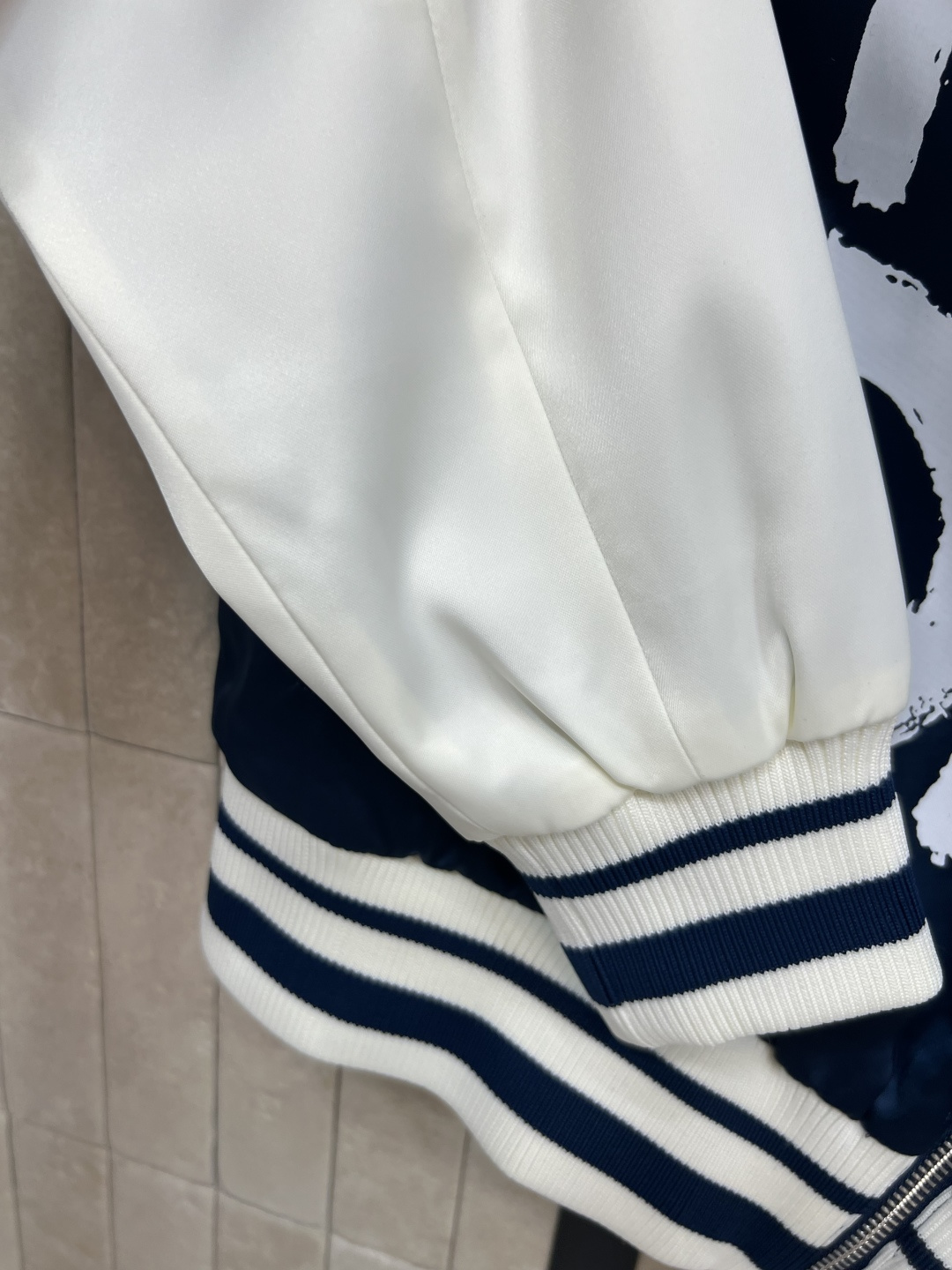 D家 25早秋新款 logo图案拼色棒球夹克外套 领口和袖口还有衣摆做的螺纹针织条纹撞色设计 一秒的吸睛