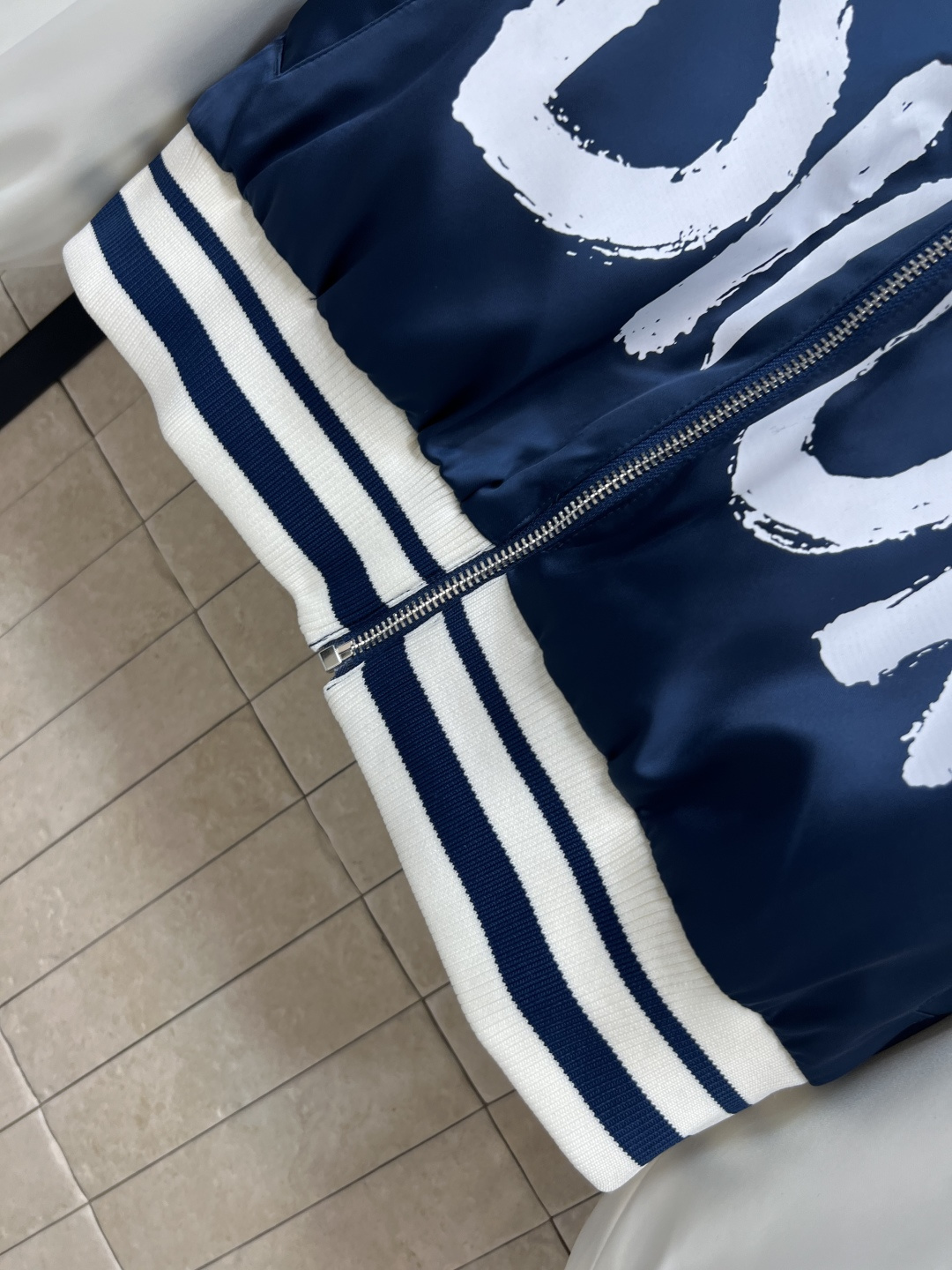 D家 25早秋新款 logo图案拼色棒球夹克外套 领口和袖口还有衣摆做的螺纹针织条纹撞色设计 一秒的吸睛