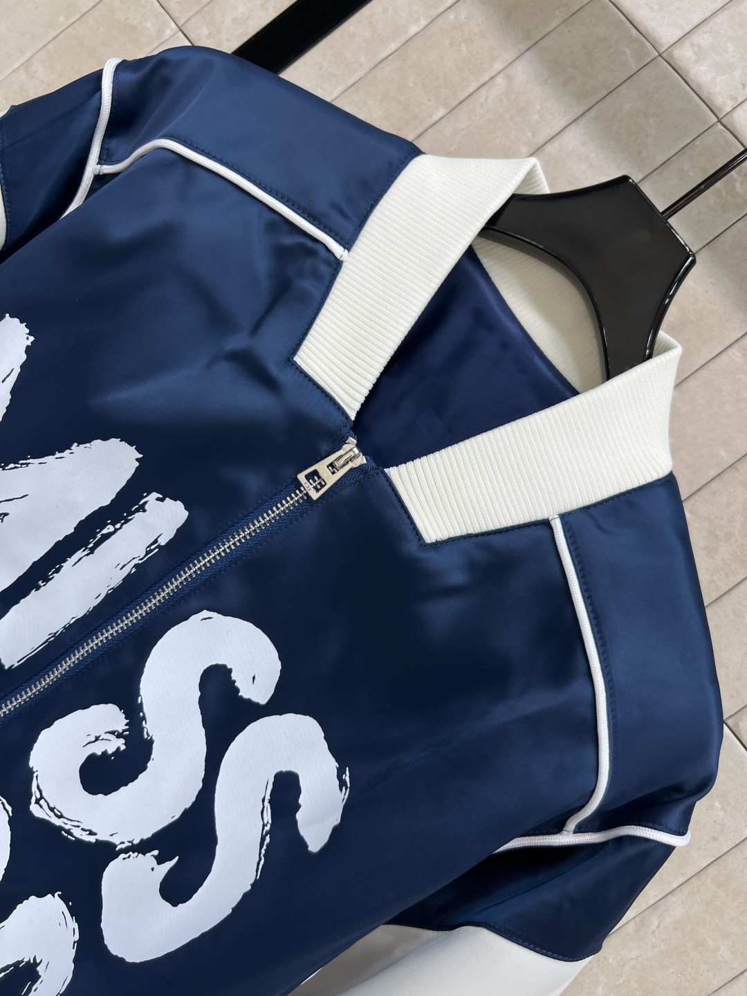 D家 25早秋新款 logo图案拼色棒球夹克外套 领口和袖口还有衣摆做的螺纹针织条纹撞色设计 一秒的吸睛