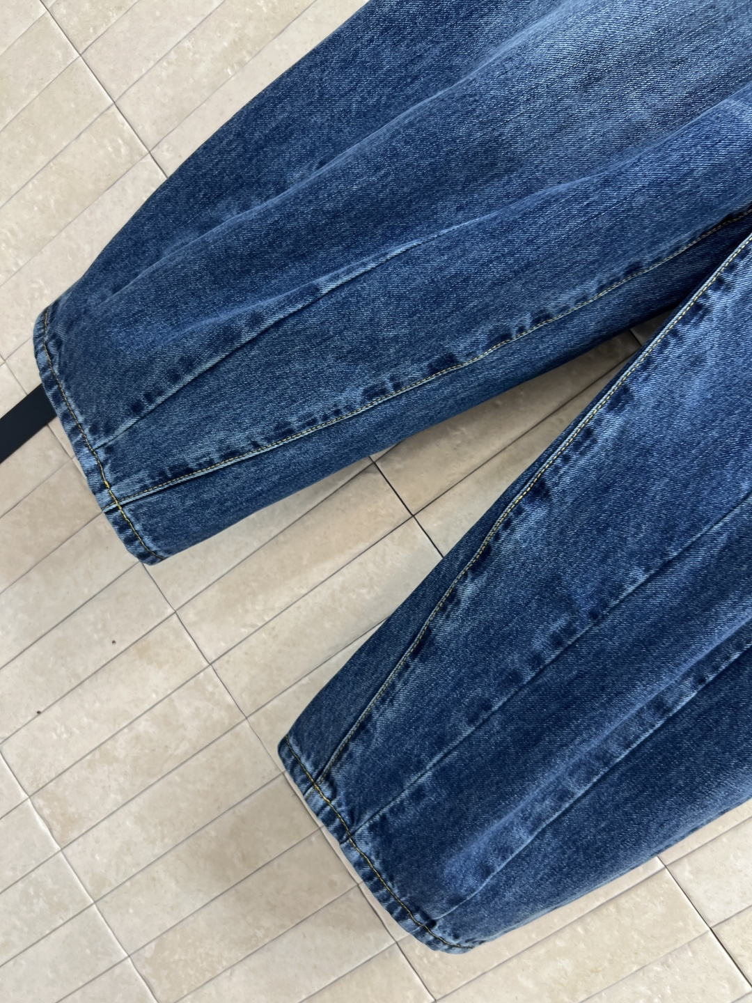 25早秋新款 气球牛仔裤 高腰宽松直筒设计 上身藏肉又显瘦 任何腿型都能轻松驾驭 渐变的洗水工艺打造出层