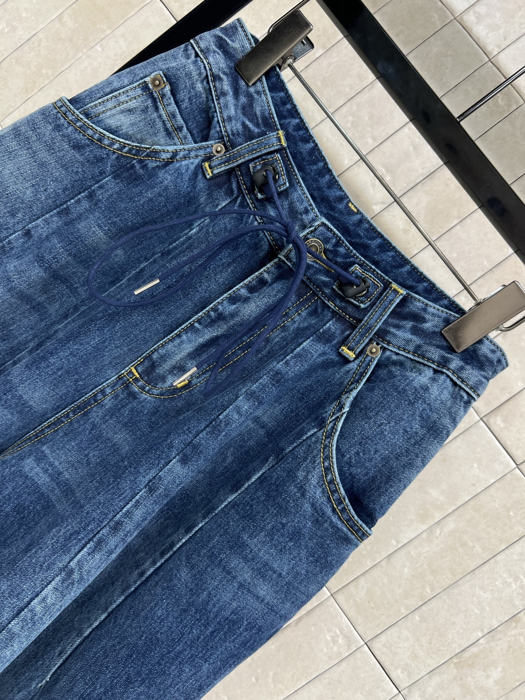 25早秋新款 气球牛仔裤 高腰宽松直筒设计 上身藏肉又显瘦 任何腿型都能轻松驾驭 渐变的洗水工艺打造出层