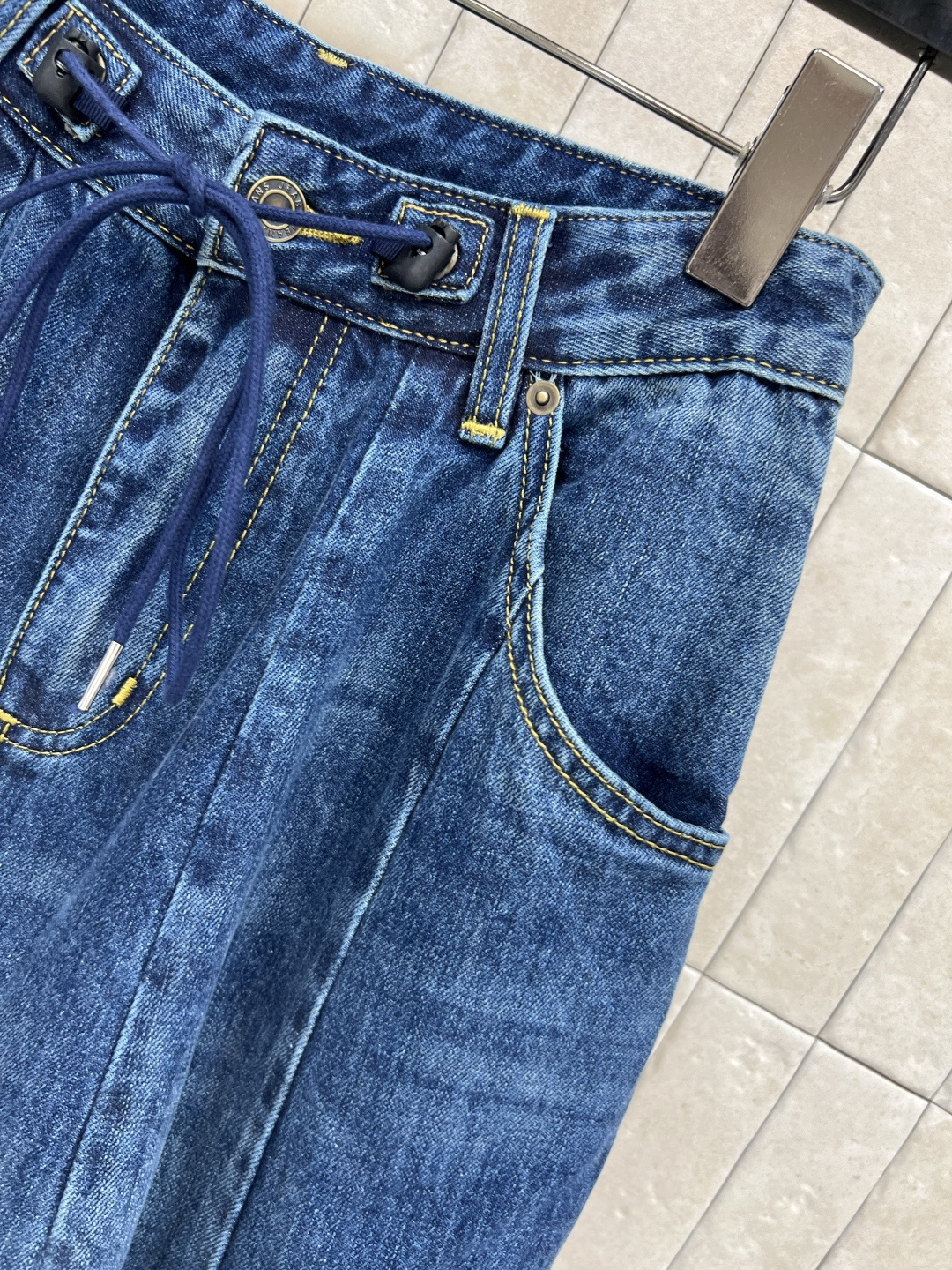 25早秋新款 气球牛仔裤 高腰宽松直筒设计 上身藏肉又显瘦 任何腿型都能轻松驾驭 渐变的洗水工艺打造出层