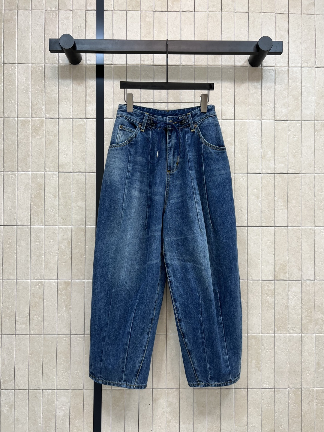 NO:474371,New early autumn style balloon jeans, high waist loose straight design, upper body hides flesh and makes you look slim, any leg shape can be easily controlled, the gradient washing process creates a sense of layering, full of retro style, autumn and winter matching is fashionable and trendy, imported denim fabric, one color six codes 26-27-28,,jeans,alexander wang19860909早秋新款 气球牛仔裤 高腰宽松直筒设计 上身藏肉又显瘦 任何腿型都能轻松驾驭 渐变的洗水工艺打造出层次感 复古风十足 秋冬搭配时髦又潮流 进口牛仔面料 一色六码26-27-28,,jeans,alexander wang,Women's clothing