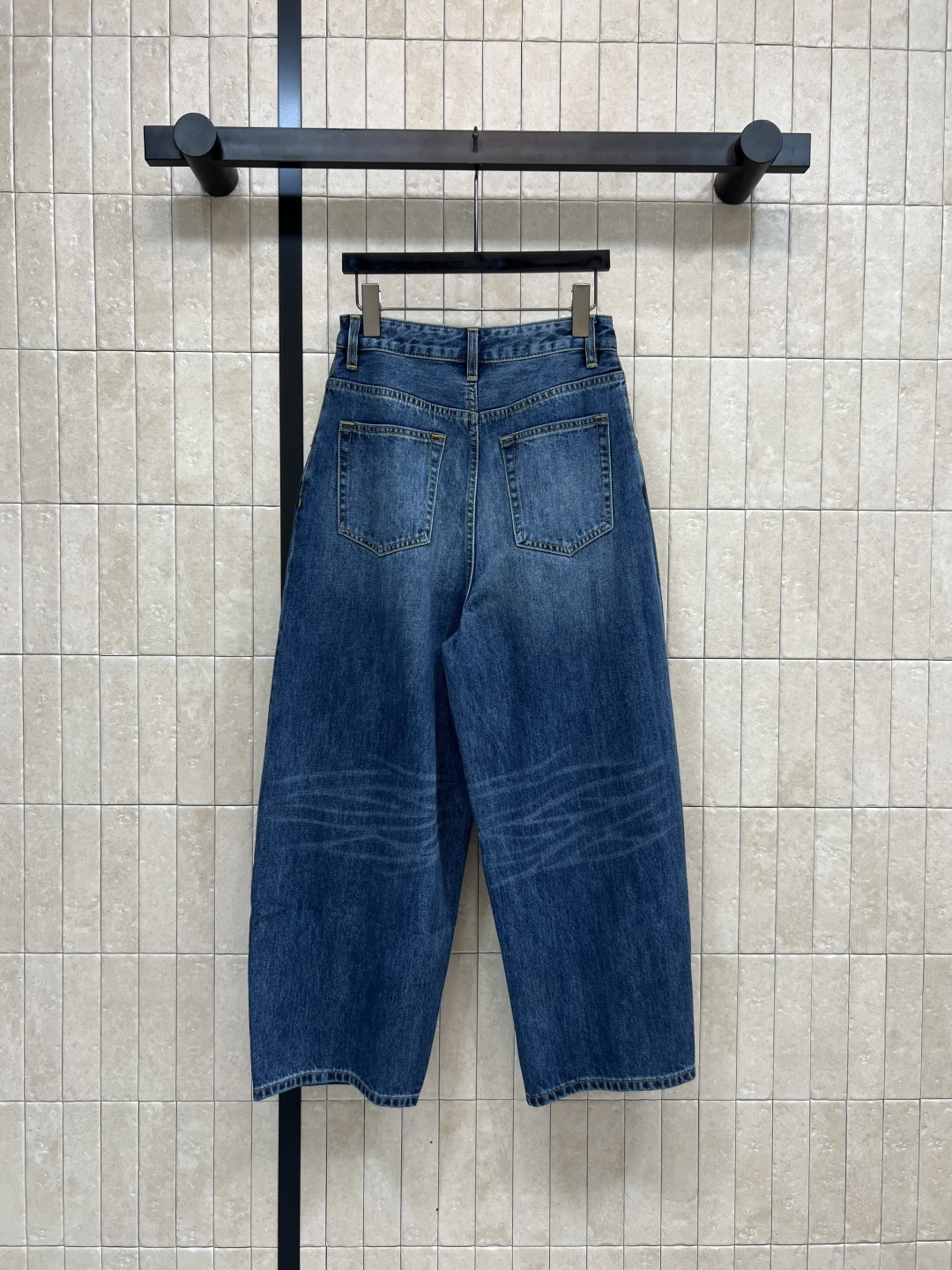 25早秋新款 气球牛仔裤 高腰宽松直筒设计 上身藏肉又显瘦 任何腿型都能轻松驾驭 渐变的洗水工艺打造出层