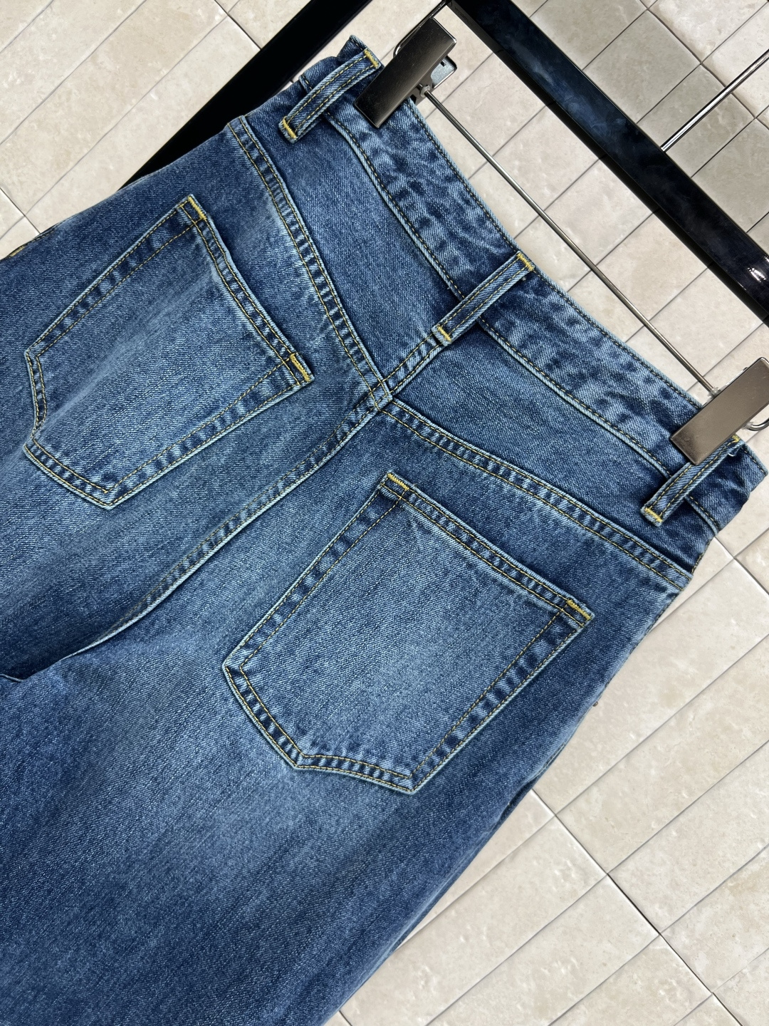 25早秋新款 气球牛仔裤 高腰宽松直筒设计 上身藏肉又显瘦 任何腿型都能轻松驾驭 渐变的洗水工艺打造出层