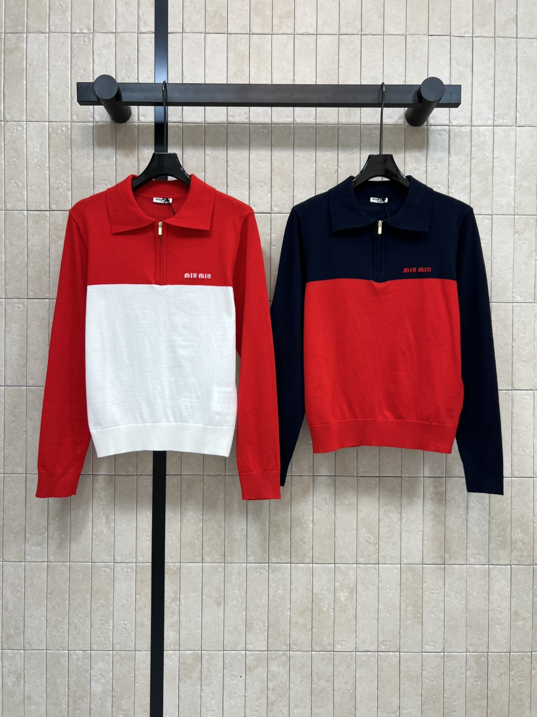 NO:474377,MIu Home 25 early autumn new style color-blocked knitted Polo long-sleeved shirt, college style age-reducing temperament, superb layering, simple color-blocking design, zippered Polo collar design, seem simple upper body but looks good, single-fitting and layering are very suitable, practical and versatile and fashionable, two colors and three codes Size/S-M-L,,miumiu,alexander wang19860909MIu家 25早秋新款 拼色针织Polo长袖衫 学院风减龄气质 叠搭绝绝子 简单的拼色设计 拉链Polo领设计 看似简单上身却很好看 单穿叠穿都很合适 实穿又百搭洋气 两色三码 Size/S-M-L,,miumiu,alexander wang,Women's clothing