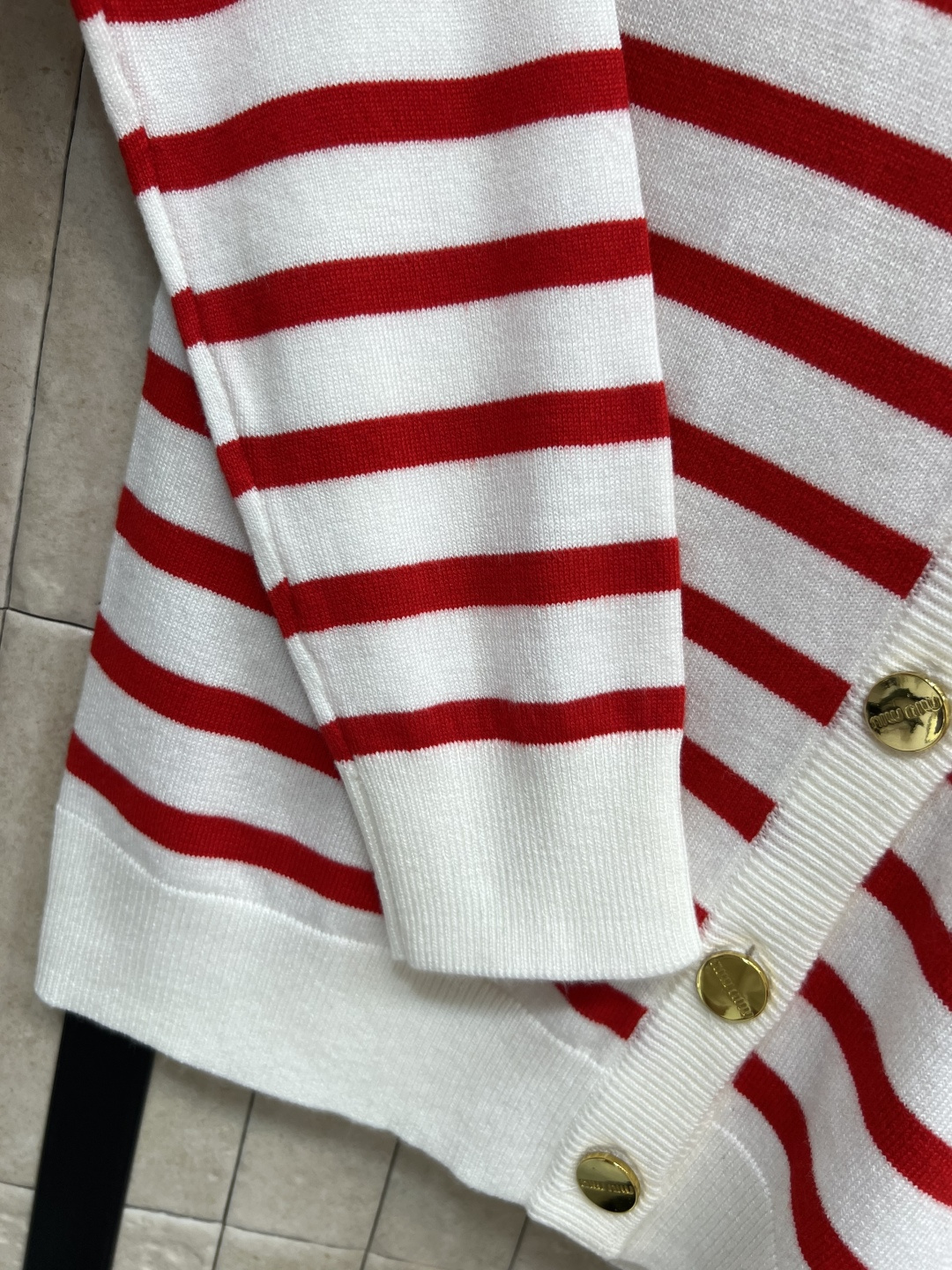 MIu家 25早秋新 条纹拼色V领针织开衫 宽松版型 上身显瘦又百搭 简约又不失经典耐看 扣子复古时髦 