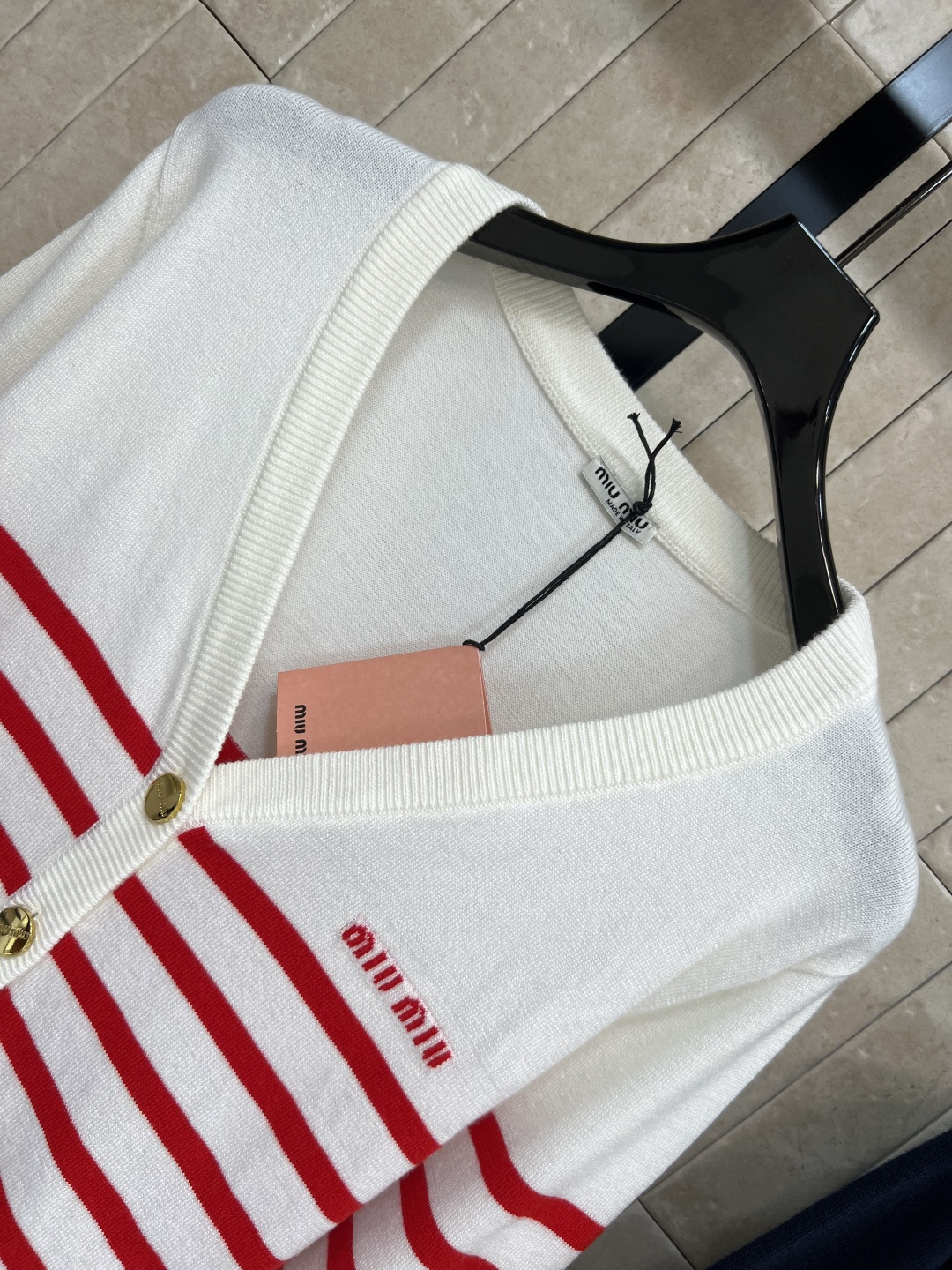 MIu家 25早秋新 条纹拼色V领针织开衫 宽松版型 上身显瘦又百搭 简约又不失经典耐看 扣子复古时髦 