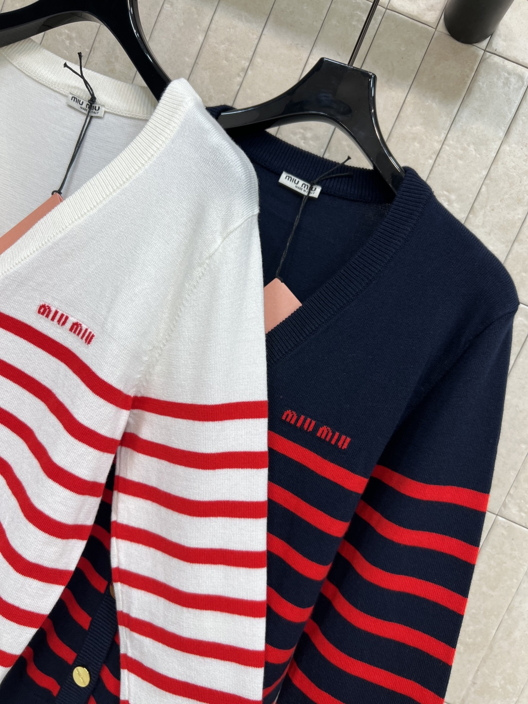 MIu家 25早秋新 条纹拼色V领针织开衫 宽松版型 上身显瘦又百搭 简约又不失经典耐看 扣子复古时髦 