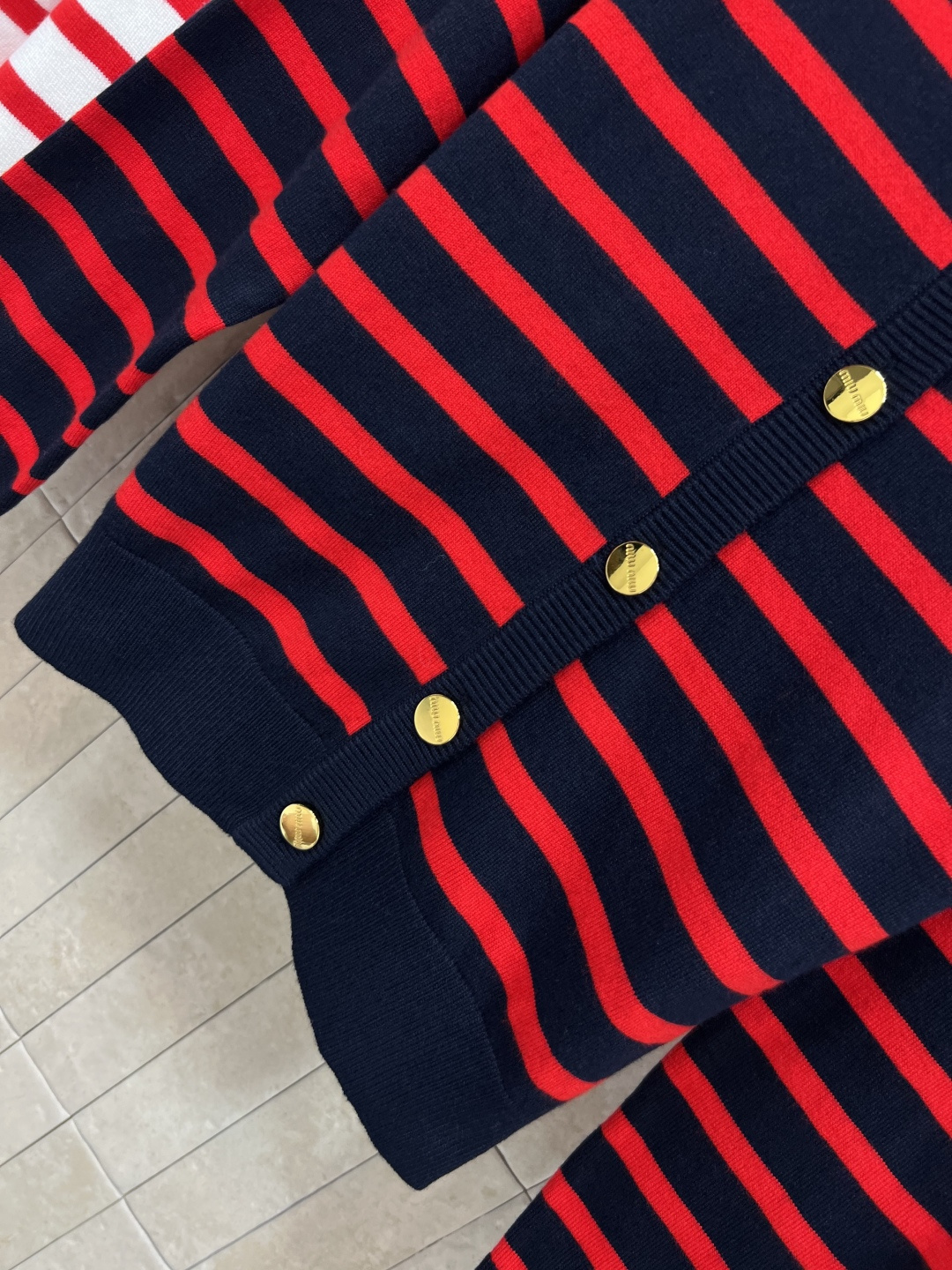 MIu家 25早秋新 条纹拼色V领针织开衫 宽松版型 上身显瘦又百搭 简约又不失经典耐看 扣子复古时髦 