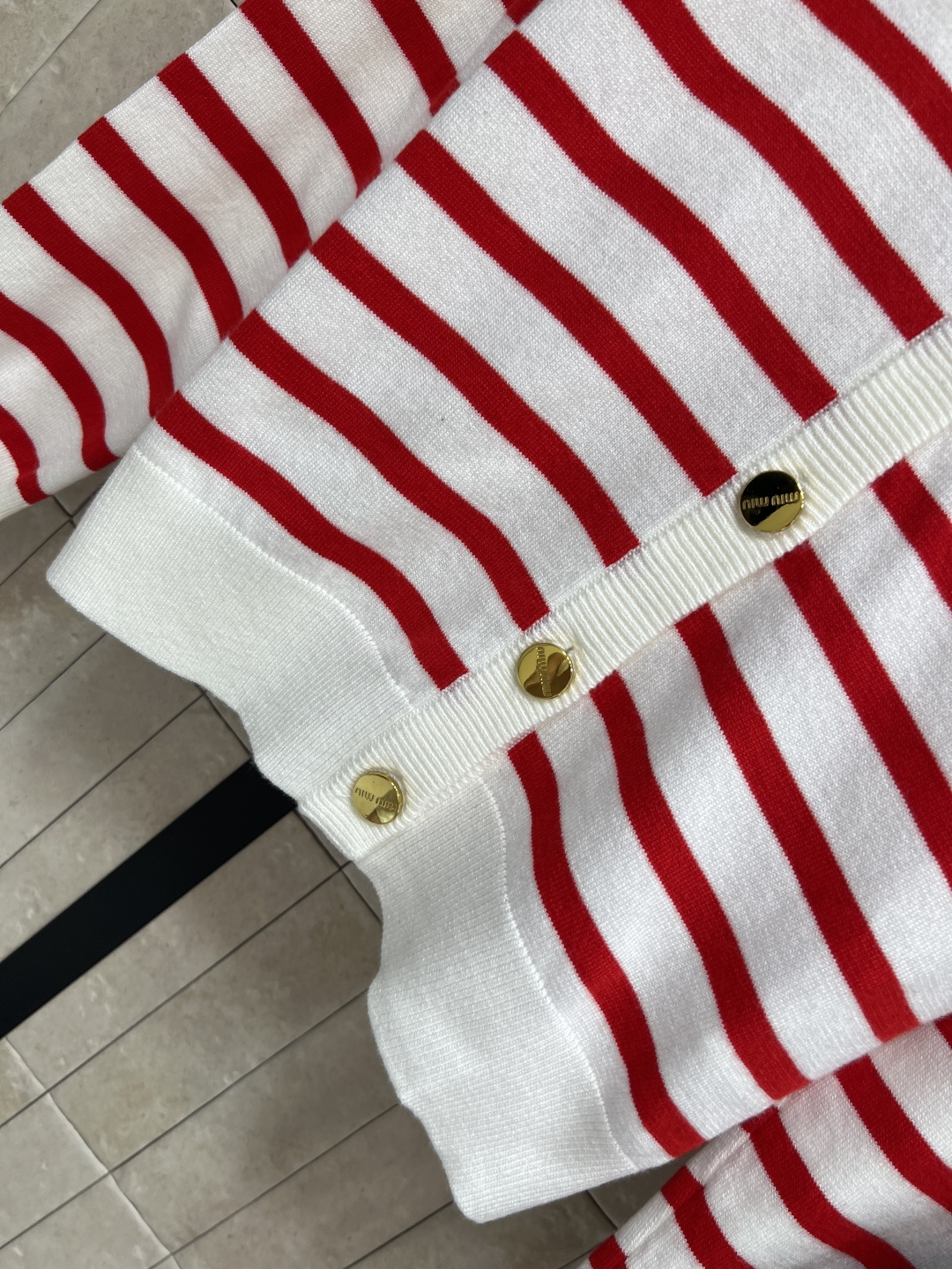 MIu家 25早秋新 条纹拼色V领针织开衫 宽松版型 上身显瘦又百搭 简约又不失经典耐看 扣子复古时髦 