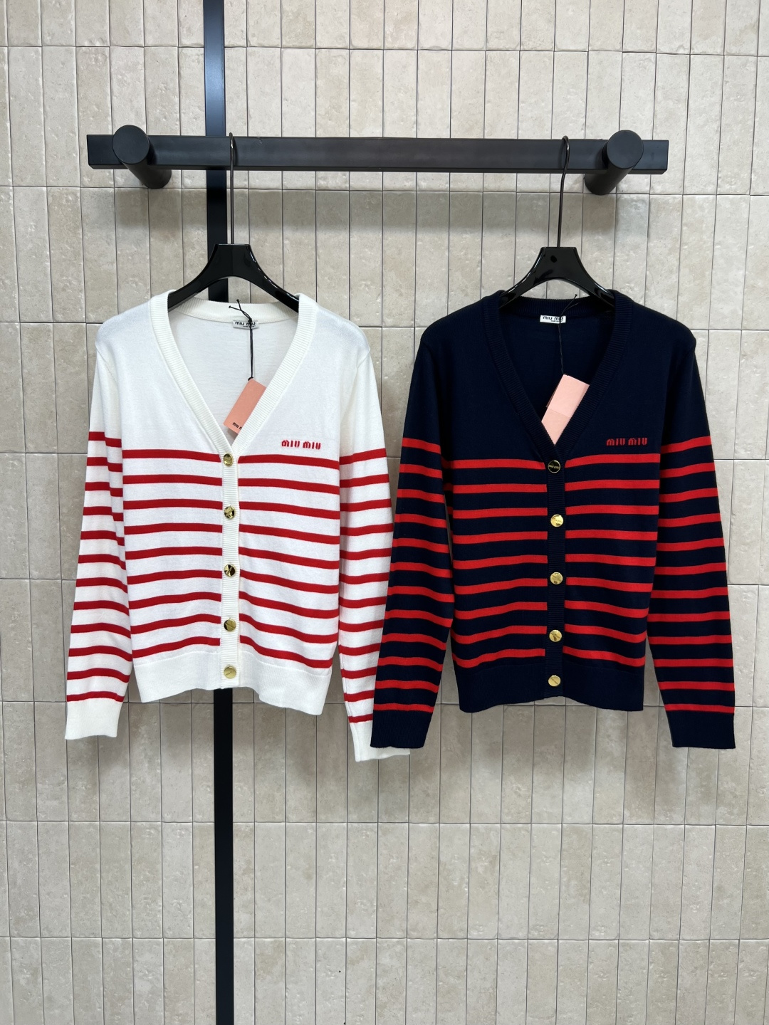 NO:474381,MIu Home 25 Early Autumn New Striped V-neck Knit Cardigan Loose Style Slim and versatile on the upper body Simple yet classic and durable. The buttoned retro and fashionable V-neck Cardigan is versatile and academic style. Easy to grasp and reduce age-reducing girlish feeling. It can be sweet and cool and fashionable and high-end Wool blended fabric. Workmanship quality online. Two colors and three-code Size/S-M-L,,miumiu,alexander wang19860909MIu家 25早秋新 条纹拼色V领针织开衫 宽松版型 上身显瘦又百搭 简约又不失经典耐看 扣子复古时髦V领开衫百搭又很有学院风 轻松拿捏减龄少女感 可甜可酷时髦高级 羊毛混纺面料 做工品质在线 两色三码Size/S-M-L,,miumiu,alexander wang,Women's clothing