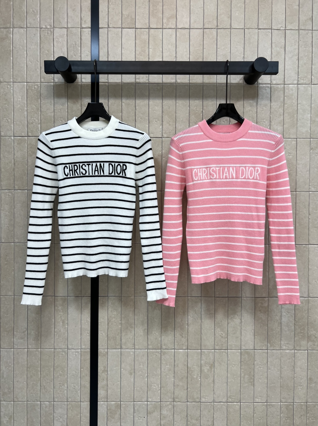 NO:474387,D Home 25 early autumn new style striped knitted tops contrasting stripes last for a long time, interpreting the low-key and restrained effortless fashionable feeling, delicate and soft and textured feel, the upper body is casual and relaxed, and the classic embroidery brand logo embellishment on the chest, worry-free daily outfits, slimming and relaxing, and easily wearing lazy feeling. Two-color three-code Size/S-M-L,,dior,alexander wang19860909D家 25早秋新款 条纹针织上衣 撞色条纹经久不衰 演绎低调内敛的不费力时髦感 手感细腻柔软有质感 上身随意自在松弛有度 胸前经典的刺绣品牌Logo点缀 日常穿搭无忧 显瘦同时轻松穿出慵懒感 两色三码Size/S-M-L,,dior,alexander wang,Women's clothing