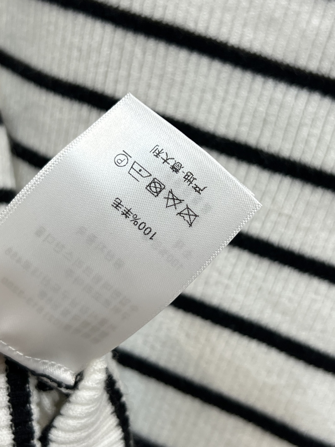 D家 25早秋新款 条纹针织上衣  撞色条纹经久不衰  演绎低调内敛的不费力时髦感  手感细腻柔软有质感