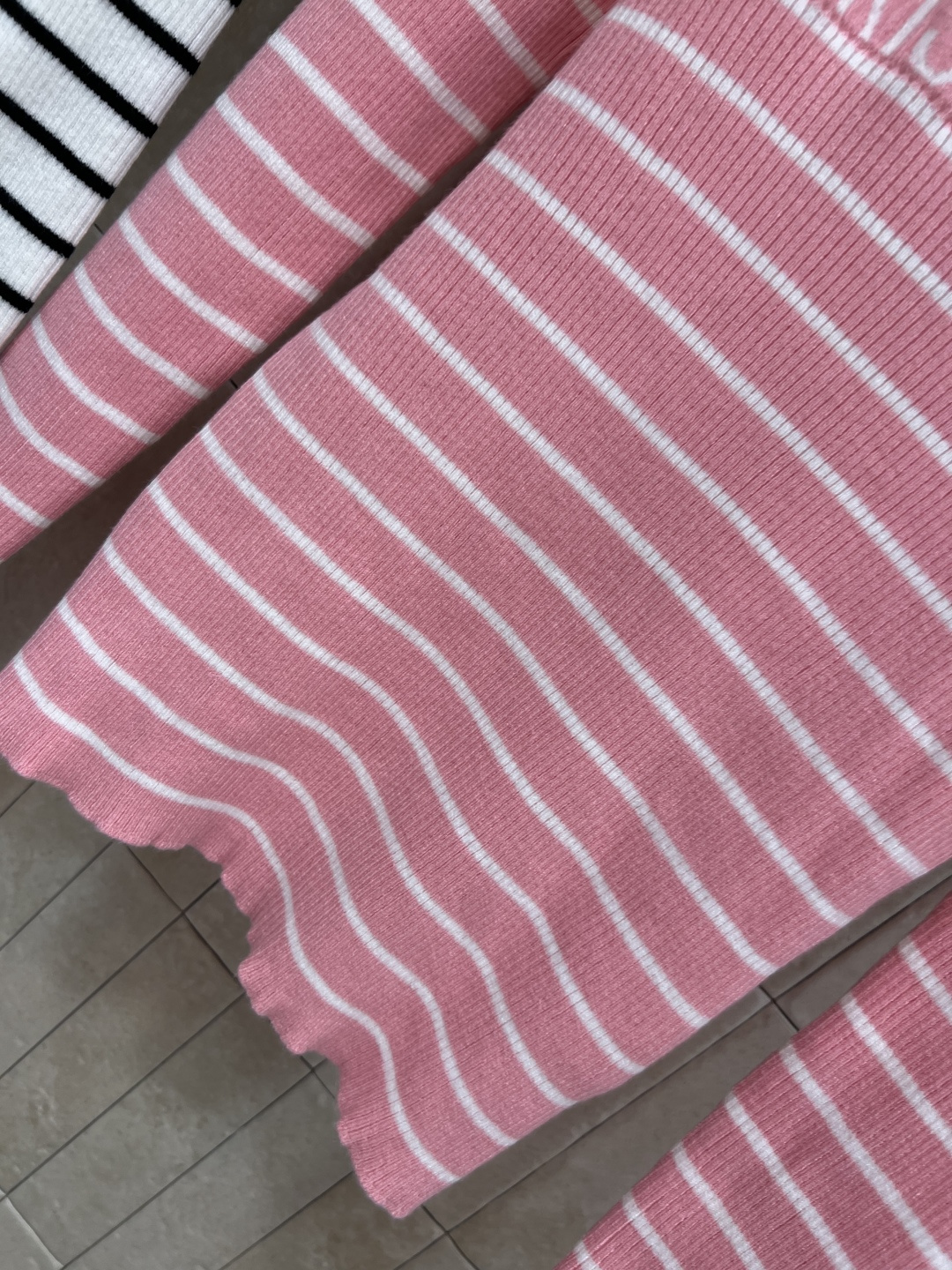 D家 25早秋新款 条纹针织上衣  撞色条纹经久不衰  演绎低调内敛的不费力时髦感  手感细腻柔软有质感