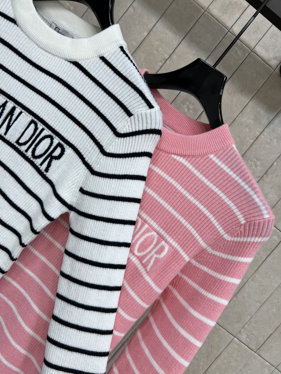 D家 25早秋新款 条纹针织上衣  撞色条纹经久不衰  演绎低调内敛的不费力时髦感  手感细腻柔软有质感