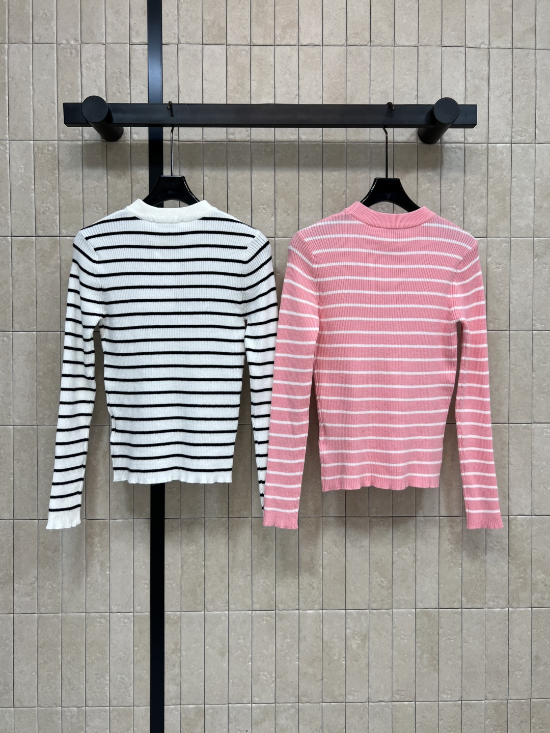 D家 25早秋新款 条纹针织上衣  撞色条纹经久不衰  演绎低调内敛的不费力时髦感  手感细腻柔软有质感