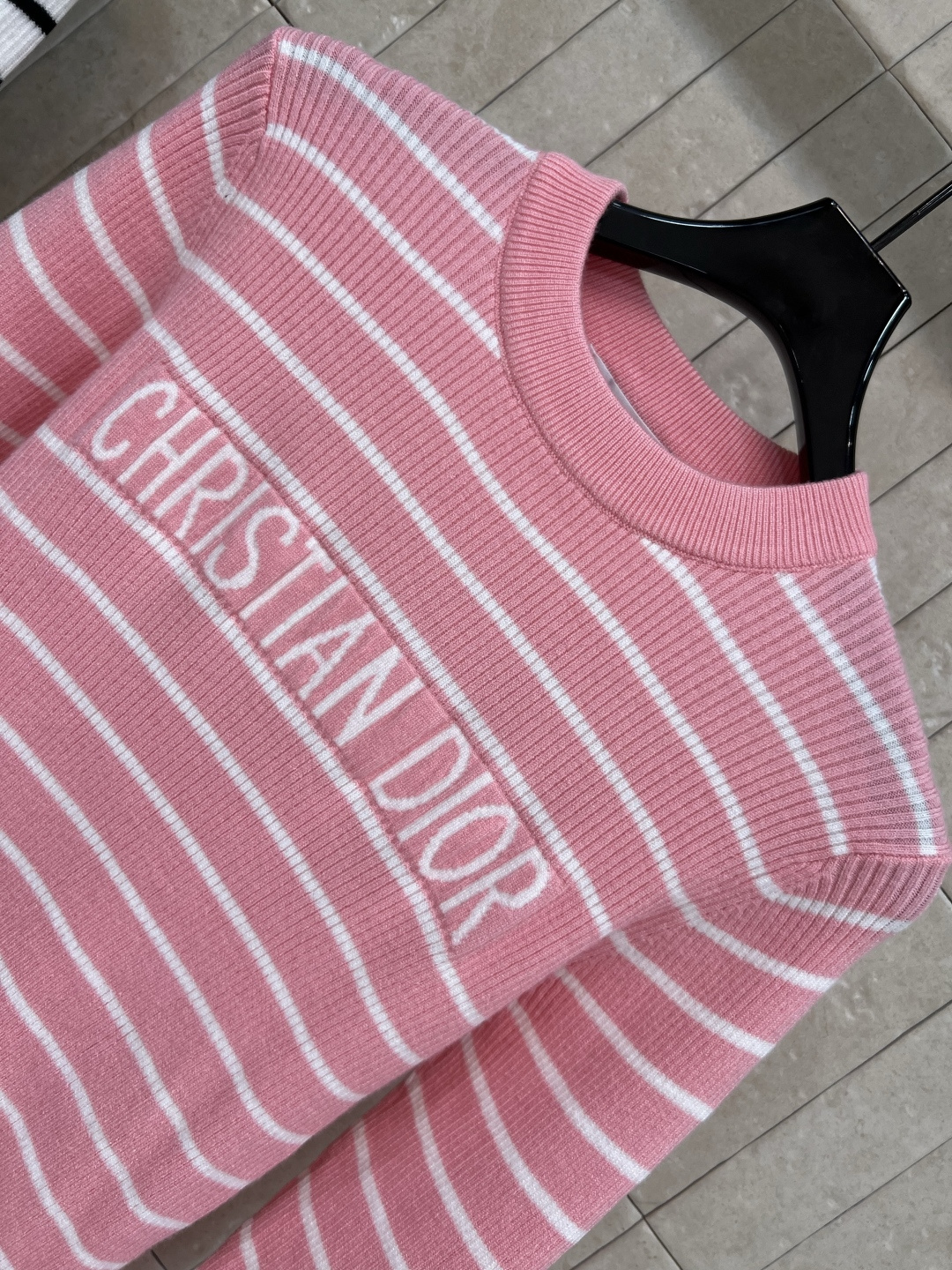 D家 25早秋新款 条纹针织上衣  撞色条纹经久不衰  演绎低调内敛的不费力时髦感  手感细腻柔软有质感