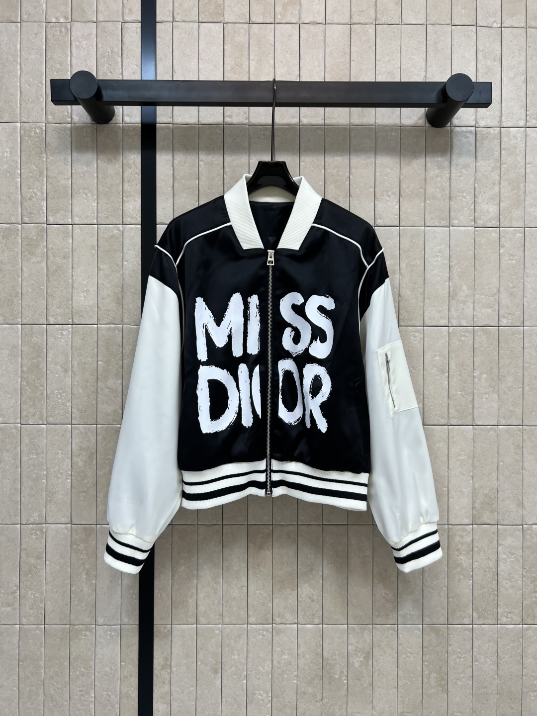 NO:474401,D Home 25 early autumn new logo pattern color block baseball jacket jacket, threaded knitted stripes contrasting color design made of collar, cuffs and hem, eye-catching and eye-catching in one second, simple and advanced, age-reducing, good-looking no matter how you match it, easy for all kinds of people to control it, sleeves side pocket embellishment, cool and stylish upper body, two colors and three-code Size/S-M-L,,dior, jackets & coats, jackets & coats, alexander wang19860909D家 25早秋新款 logo图案拼色棒球夹克外套 领口和袖口还有衣摆做的螺纹针织条纹撞色设计 一秒的吸睛抢镜 简约高级减龄 怎么搭配都好看 属于各种人都轻松驾驭 袖子侧边口袋点缀 上身酷飒有型 两色三码Size/S-M-L,,dior,jackets & coats,jackets & coats,alexander wang,Women's clothing