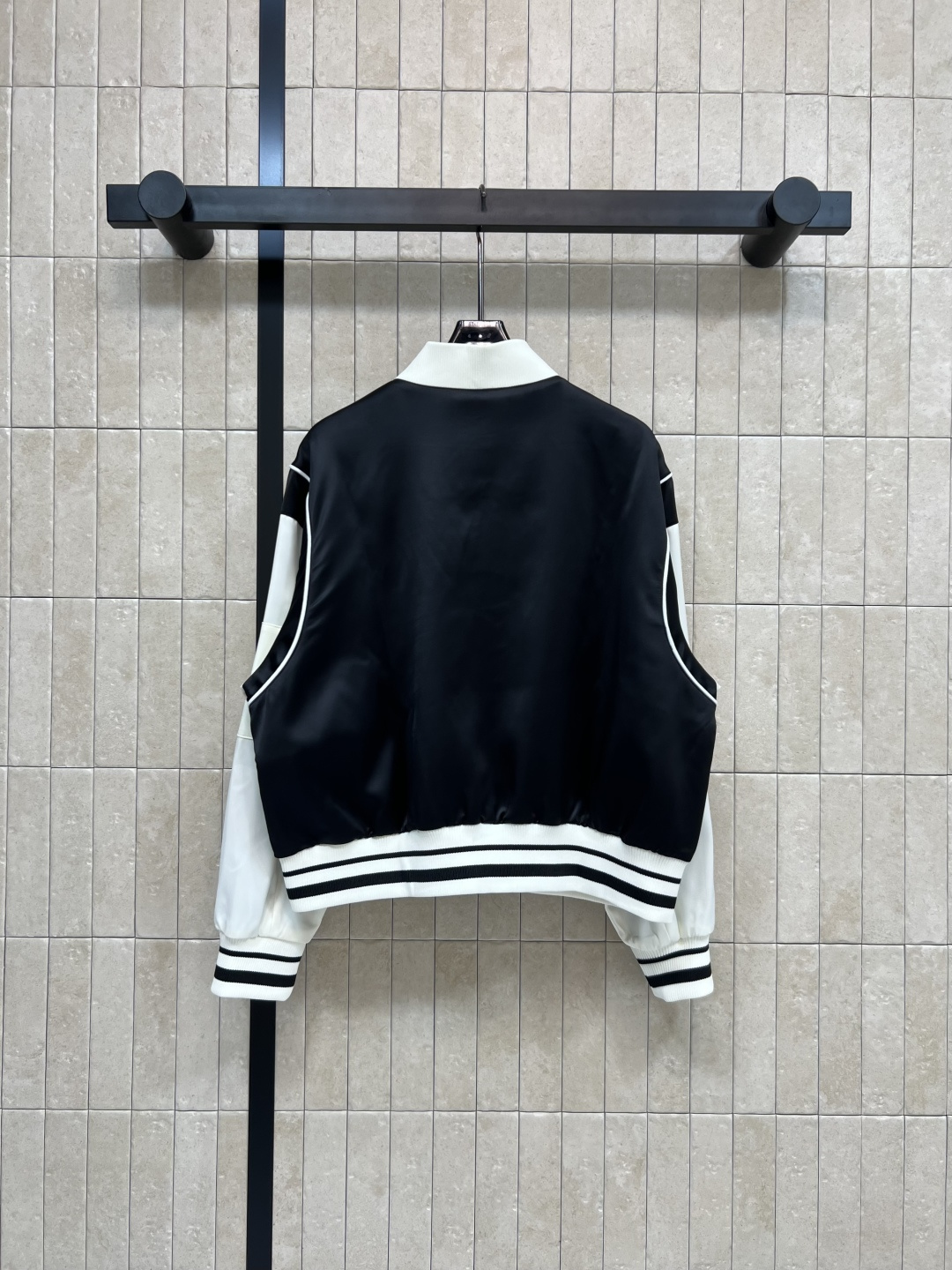 D家 25早秋新款 logo图案拼色棒球夹克外套 领口和袖口还有衣摆做的螺纹针织条纹撞色设计 一秒的吸睛